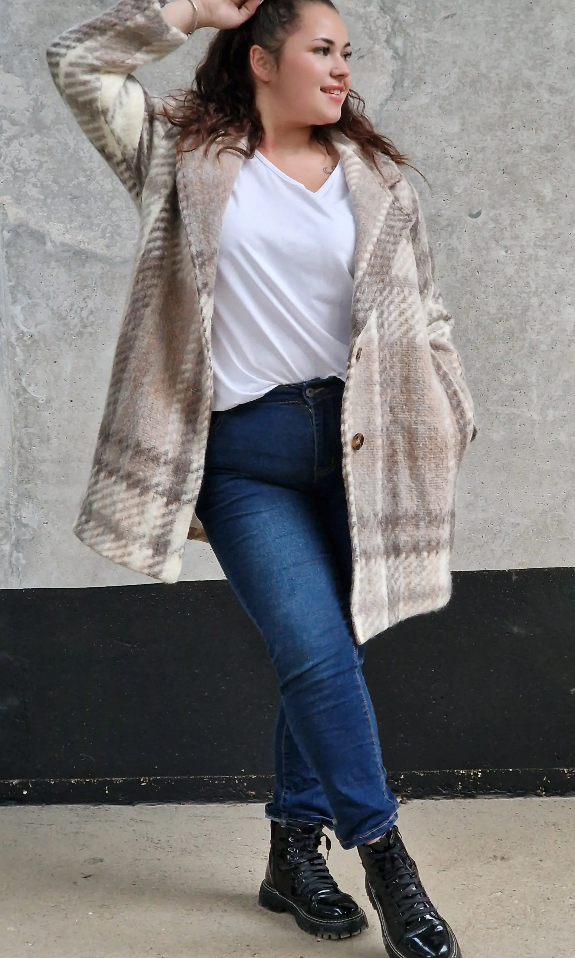 Płaszcz w kratę – modny i elegancki wybór dla każdej kobiety xxl | Stylowa XL - Stylowa XL