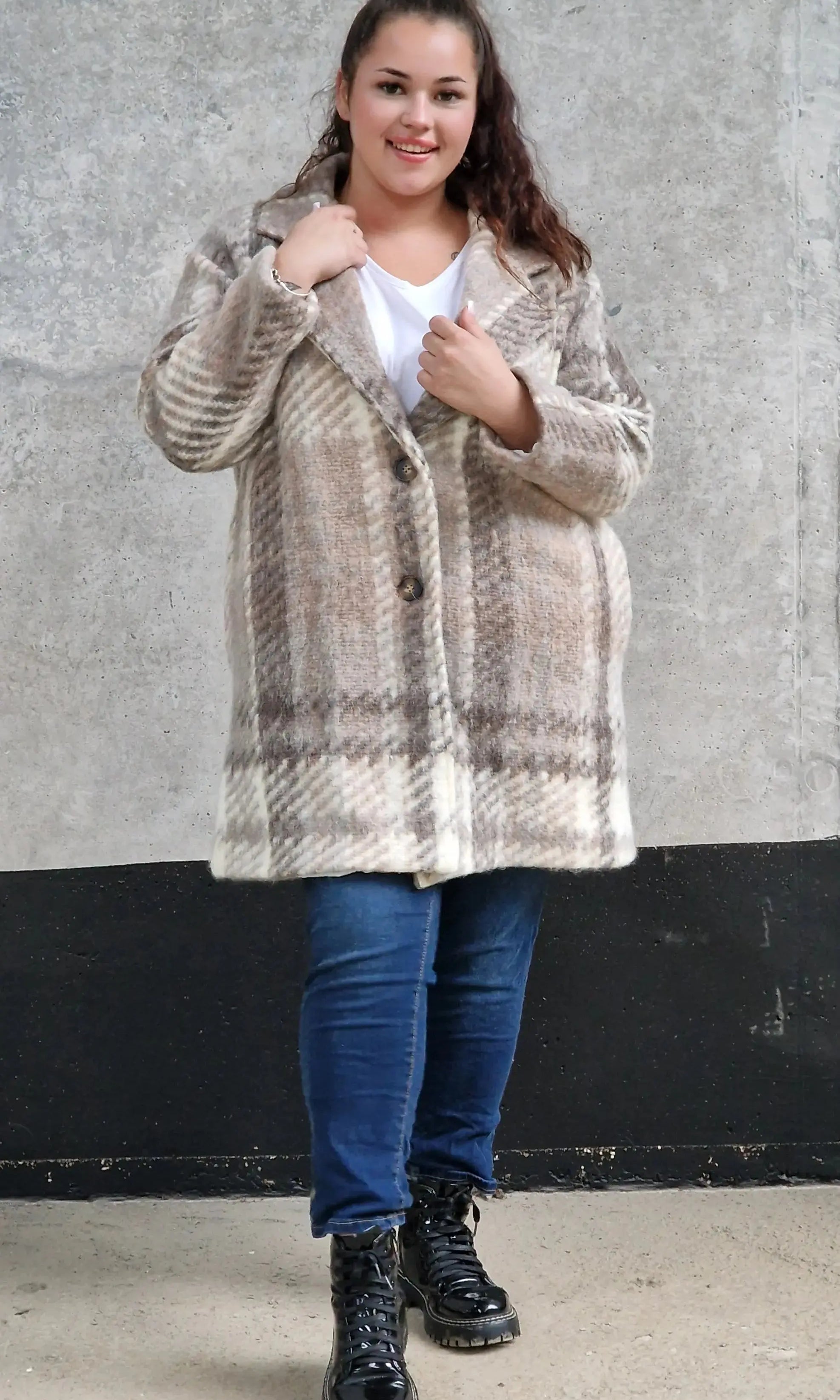 Płaszcz w kratę – modny i elegancki wybór dla każdej kobiety xxl | Stylowa XL - Stylowa XL