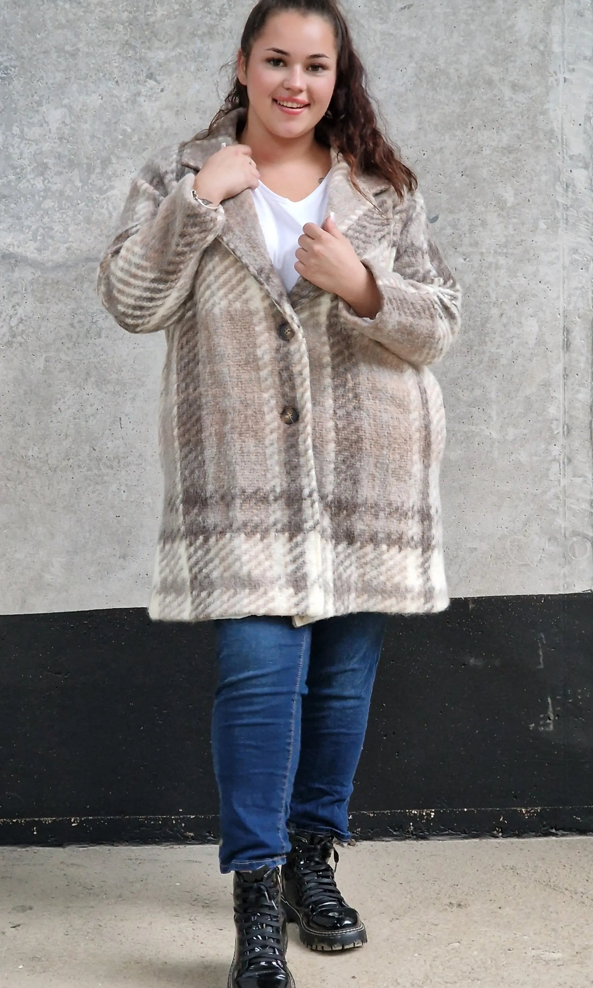 Płaszcz w kratę – modny i elegancki wybór dla każdej kobiety xxl | Stylowa XL - Stylowa XL