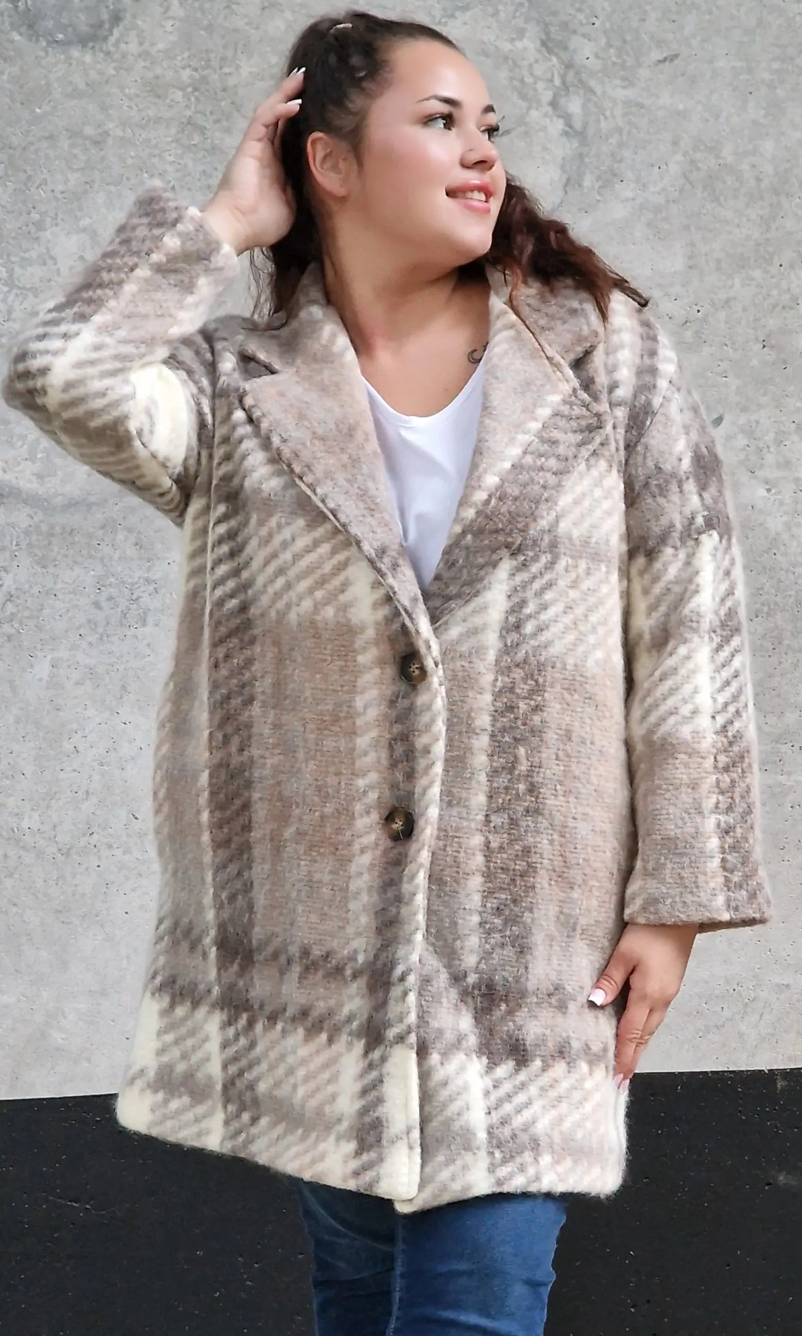 Płaszcz w kratę – modny i elegancki wybór dla każdej kobiety xxl | Stylowa XL - Stylowa XL