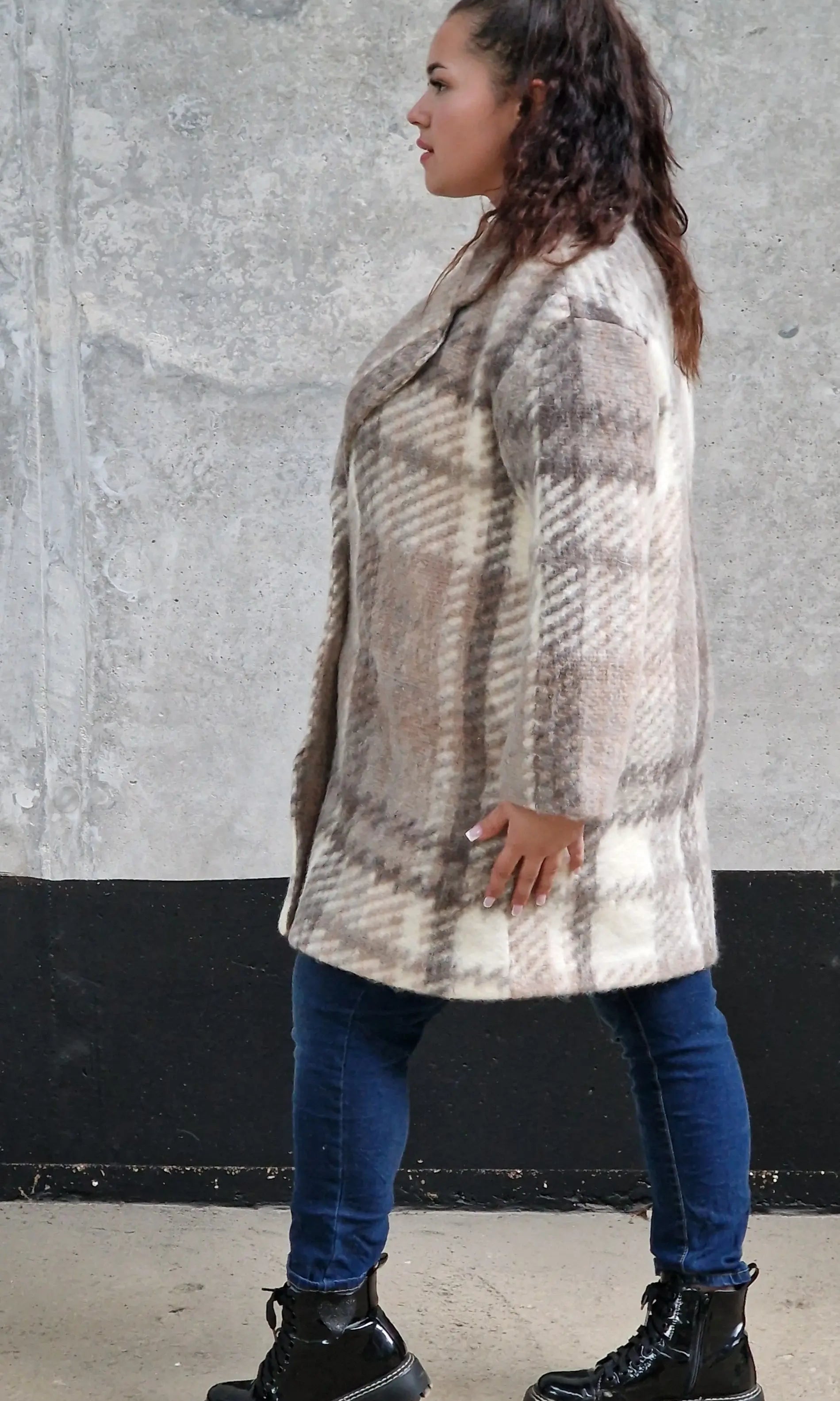 Płaszcz w kratę – modny i elegancki wybór dla każdej kobiety xxl | Stylowa XL - Stylowa XL