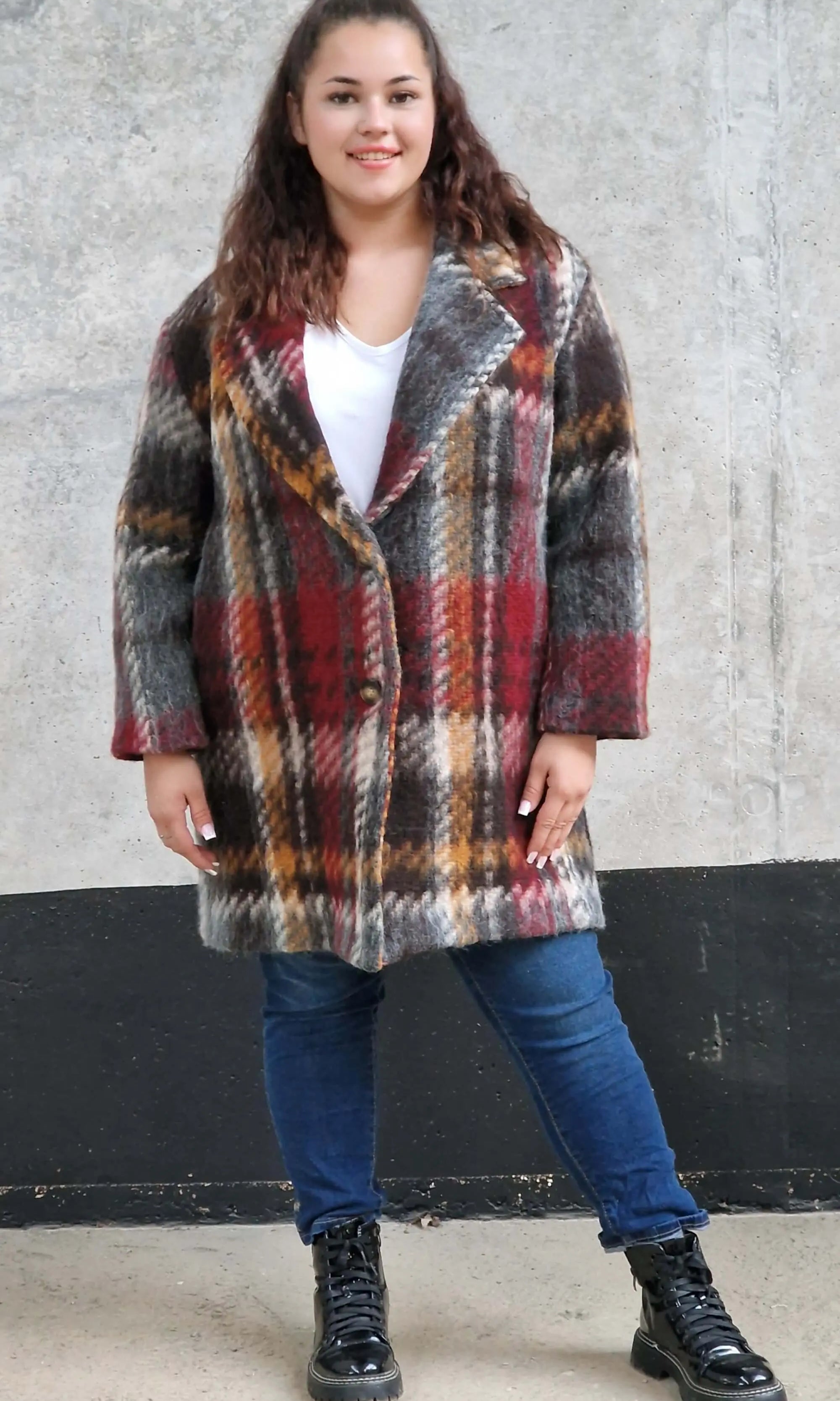 Płaszcz w kratę – modny i elegancki wybór dla każdej kobiety xxl | Stylowa XL Stylowa XL