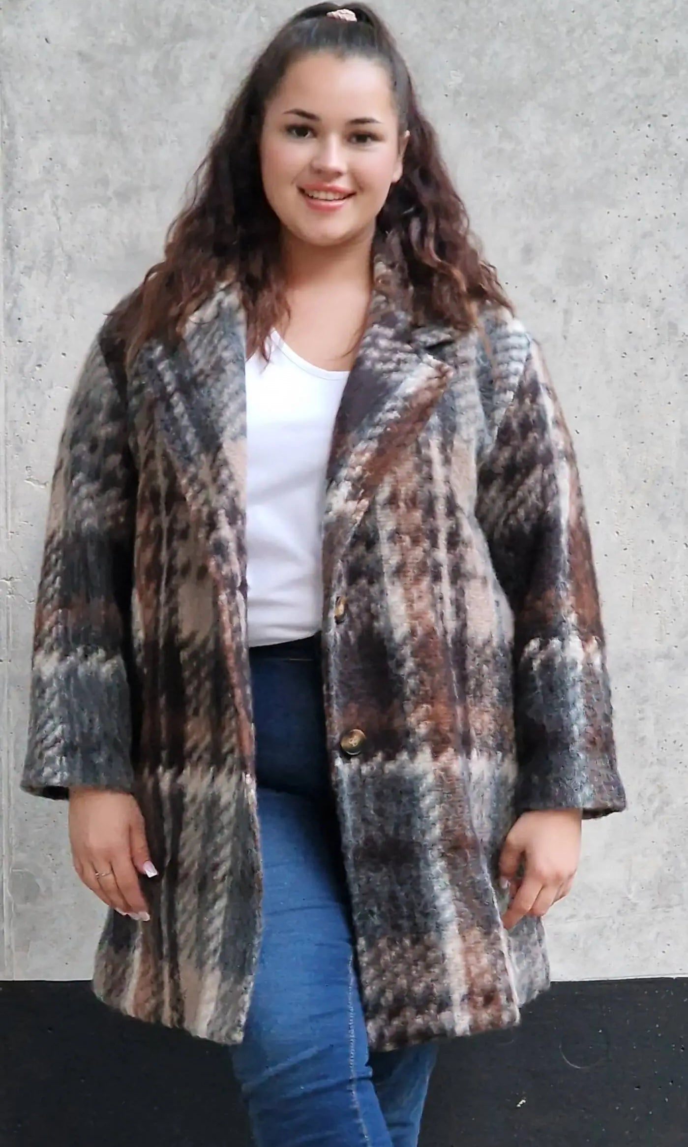 Płaszcz w kratę – modny i elegancki wybór dla każdej kobiety xxl | Stylowa XL Stylowa XL