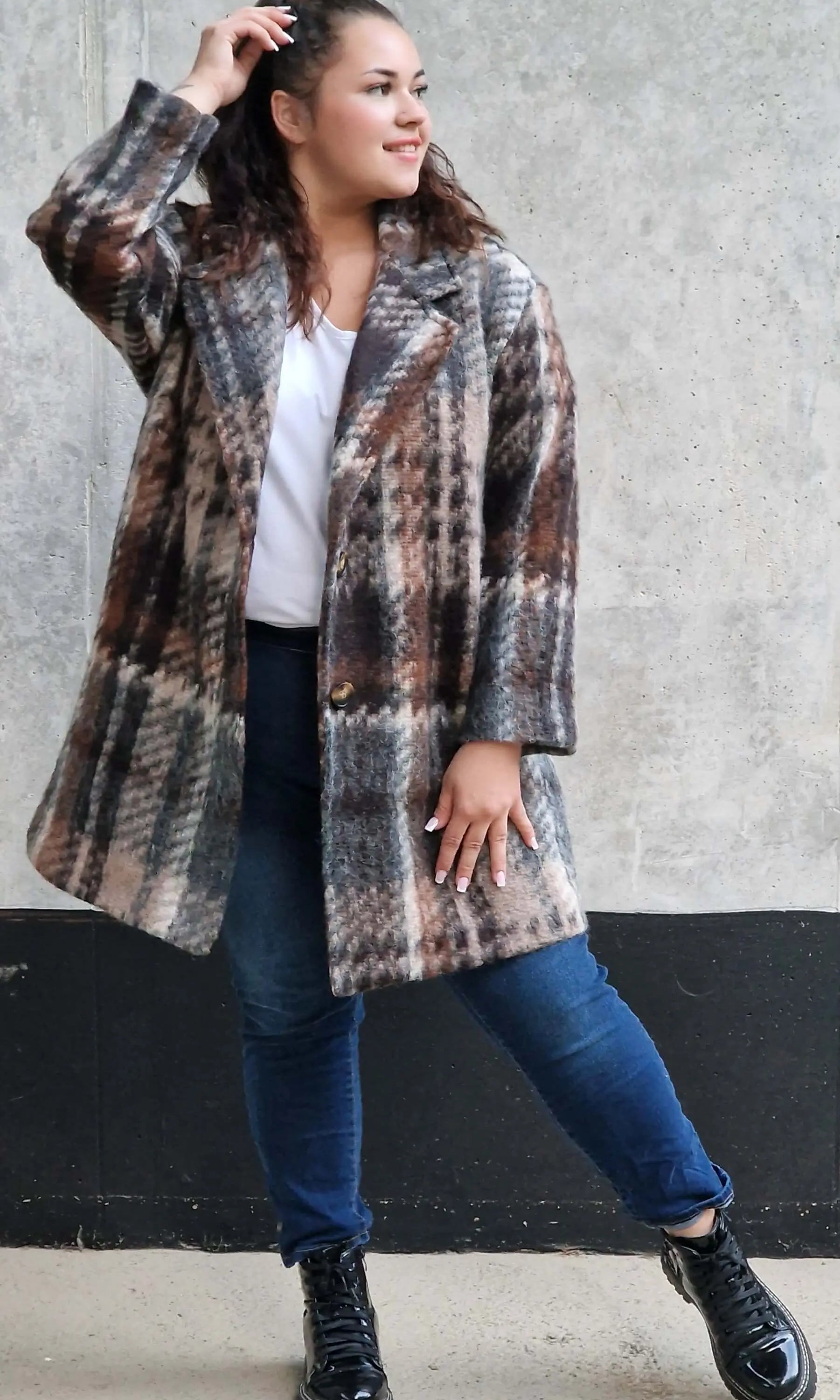 Płaszcz w kratę – modny i elegancki wybór dla każdej kobiety xxl | Stylowa XL Stylowa XL