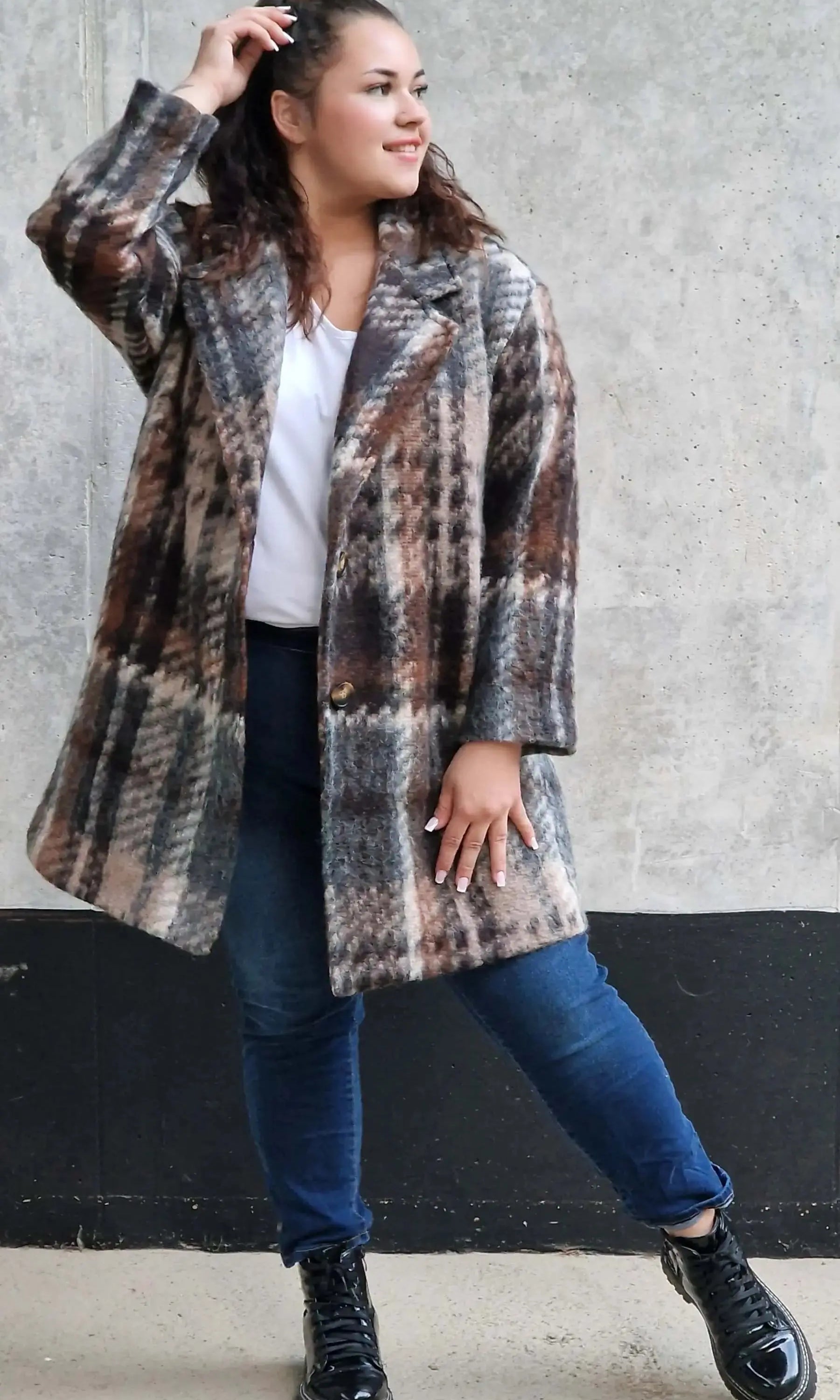 Płaszcz w kratę – modny i elegancki wybór dla każdej kobiety xxl | Stylowa XL Stylowa XL