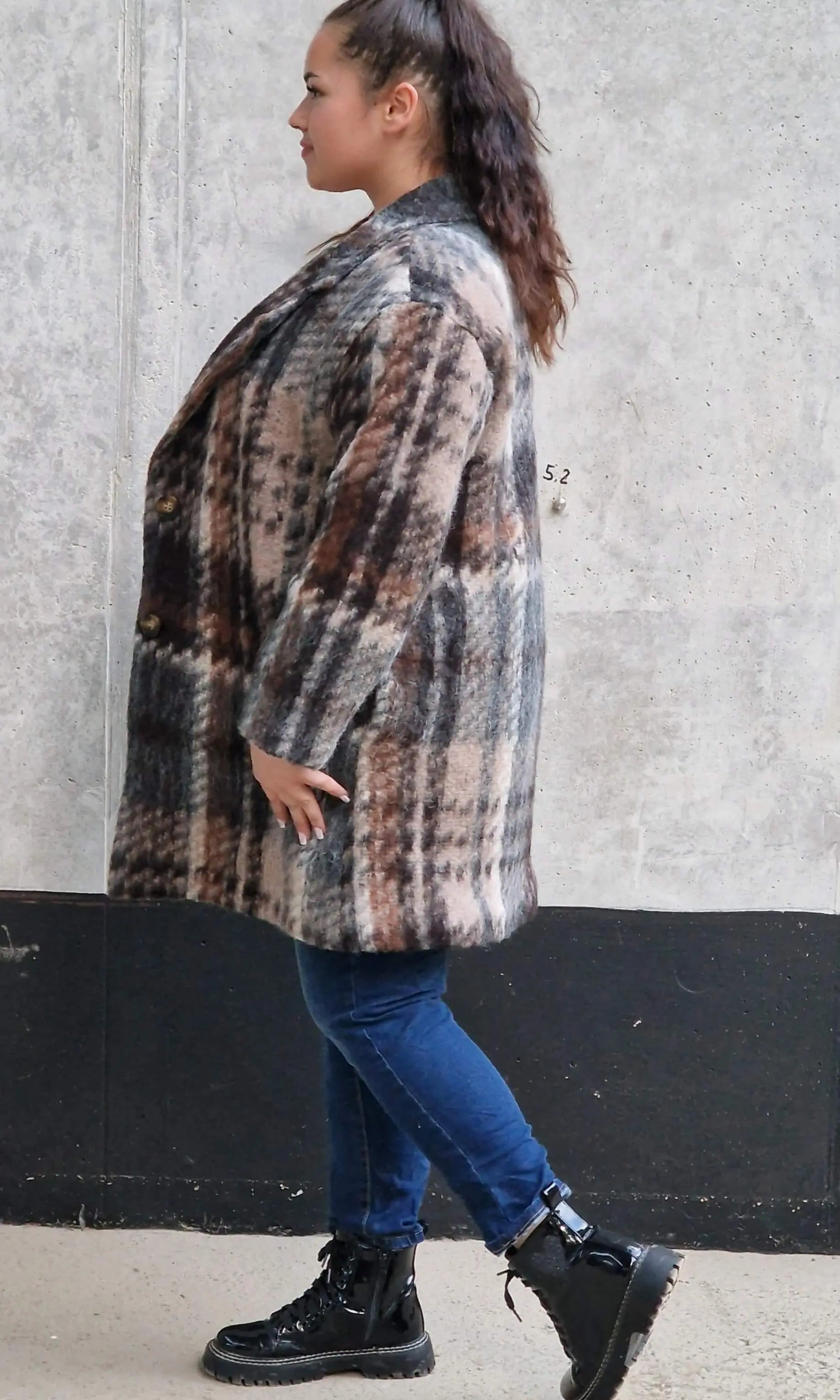 Płaszcz w kratę – modny i elegancki wybór dla każdej kobiety xxl | Stylowa XL Stylowa XL