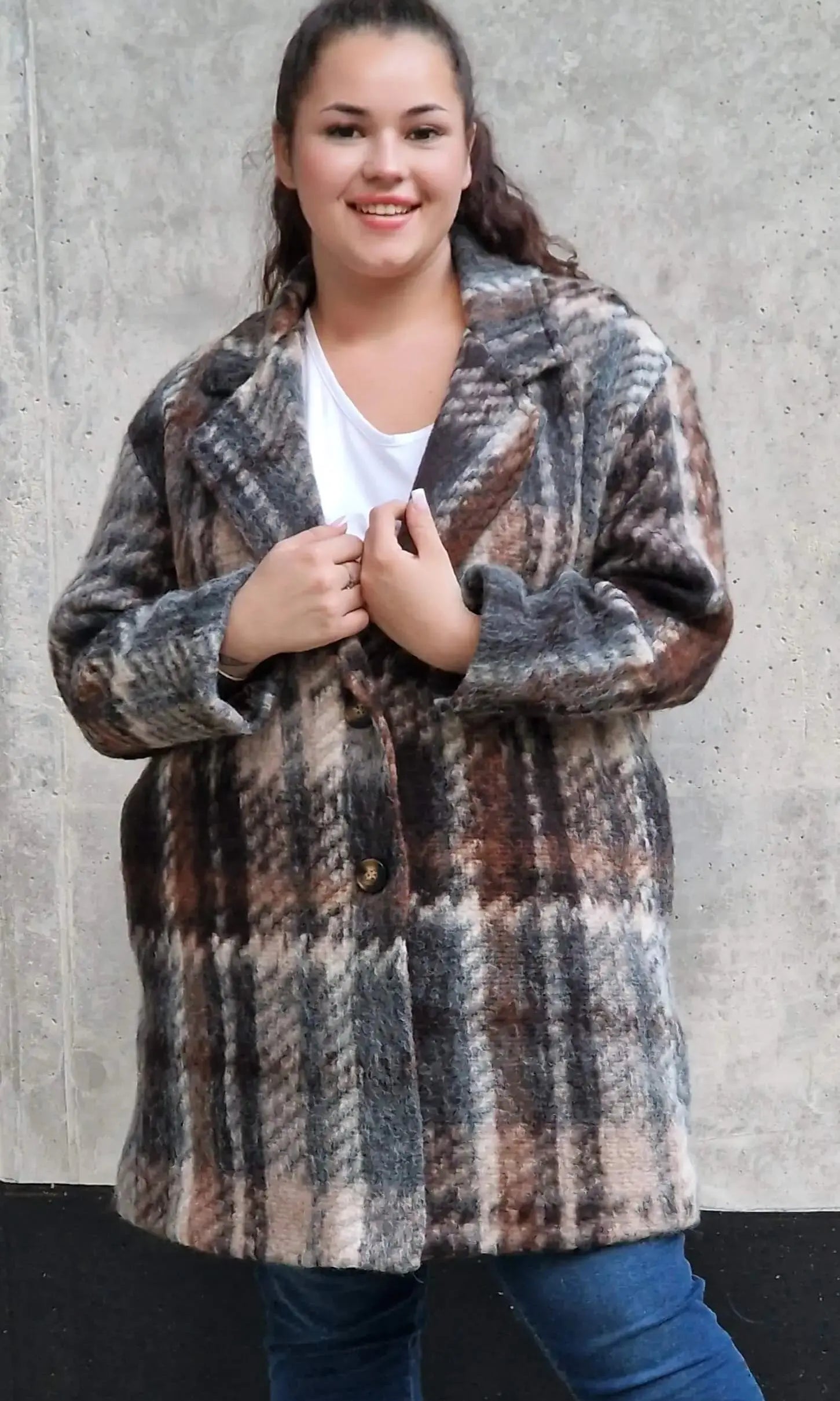 Płaszcz w kratę – modny i elegancki wybór dla każdej kobiety xxl | Stylowa XL Stylowa XL