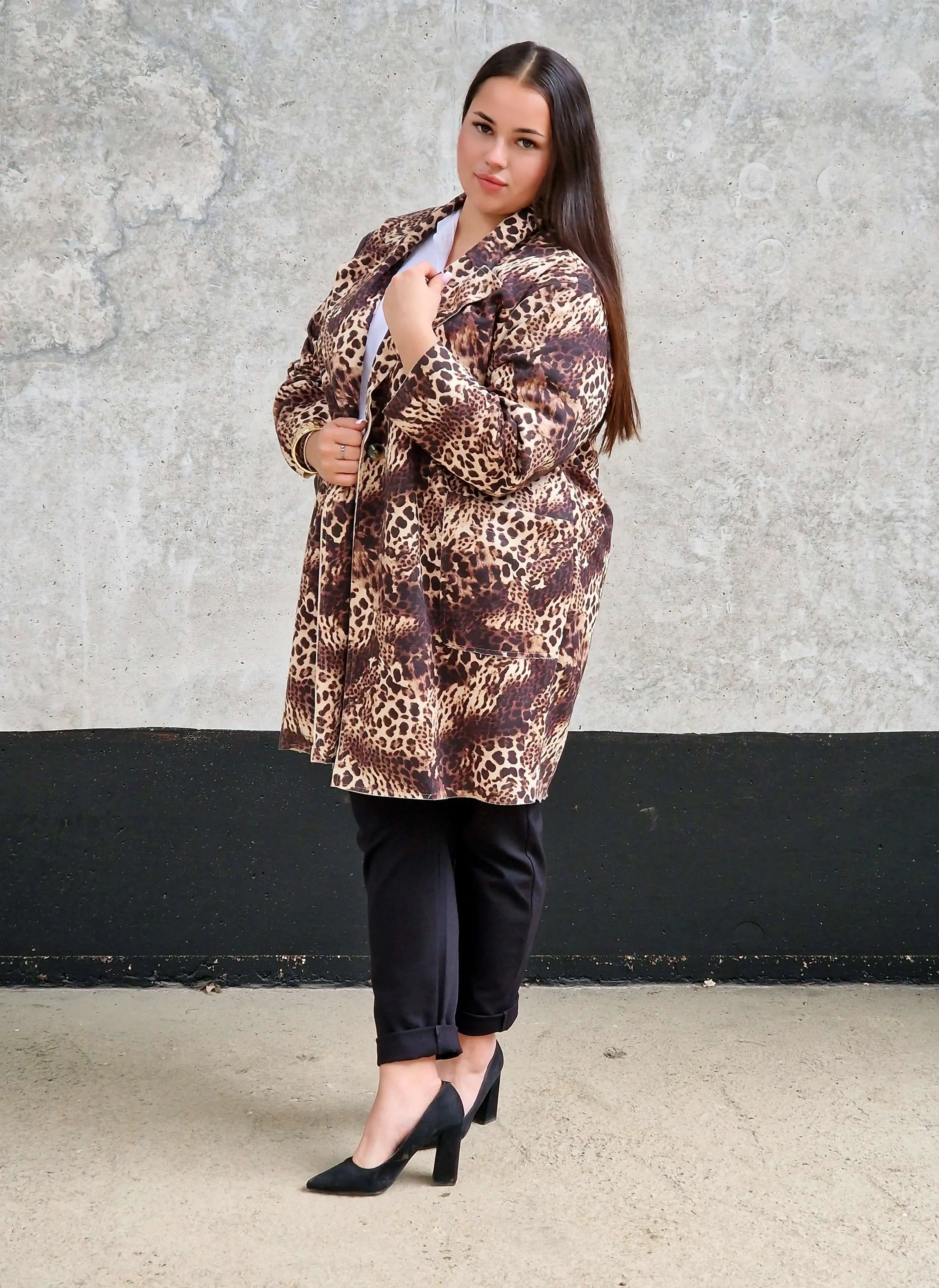 Płaszcz w panterkę plus size – elegancki i kobiecy Stylowa XL