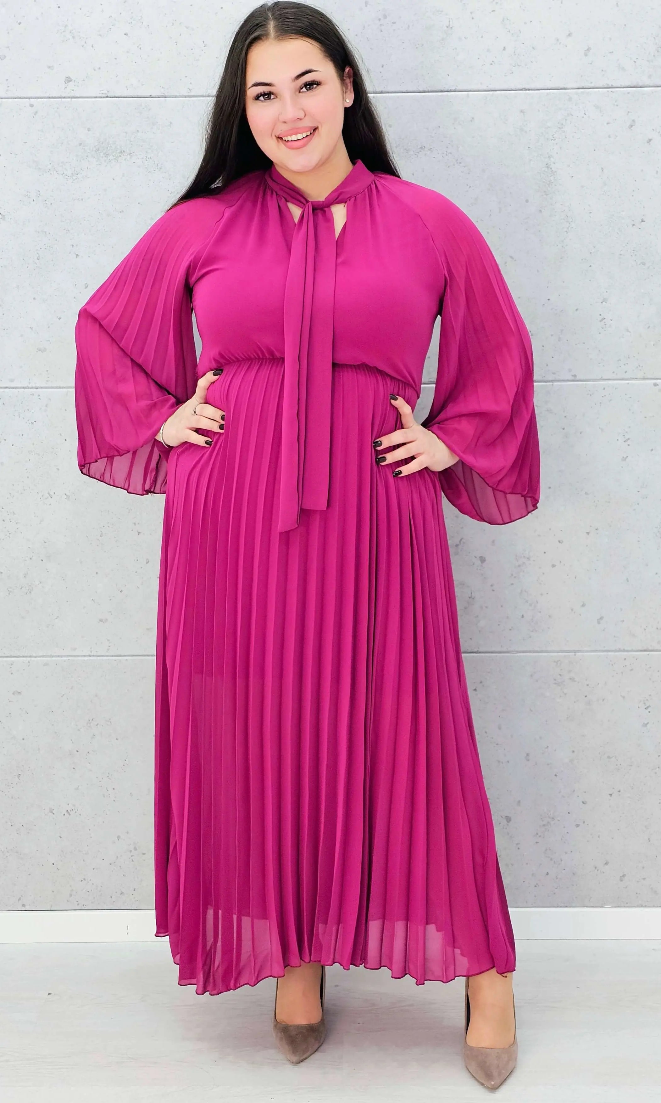 Plisowana sukienka maxi z wiązaniem pod szyją – elegancka sukienka plus size w kolorze fuksji Stylowa XL