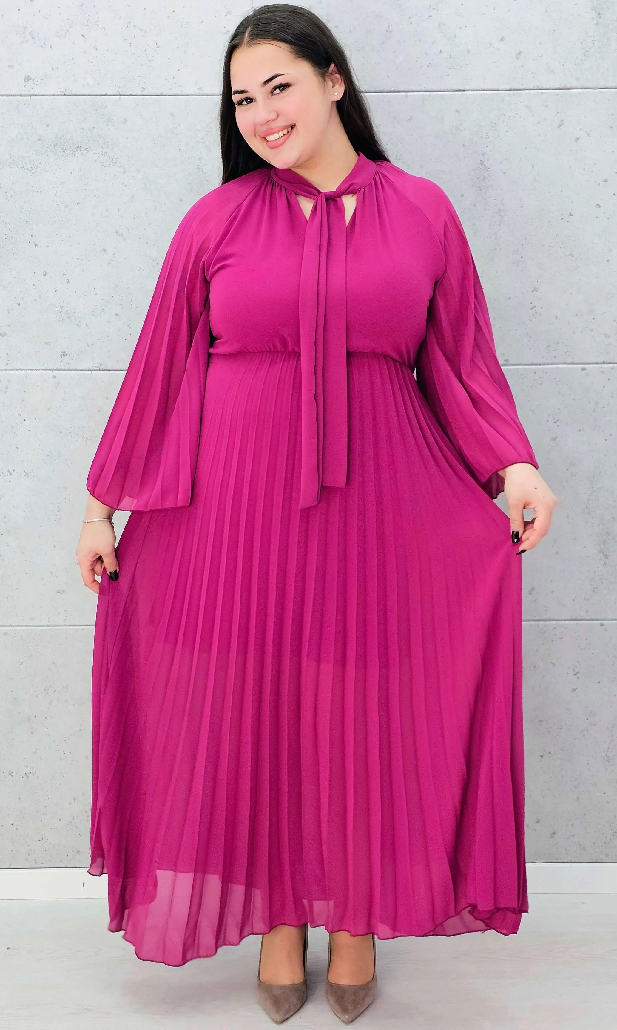 Plisowana sukienka maxi z wiązaniem pod szyją – elegancka sukienka plus size w kolorze fuksji Stylowa XL