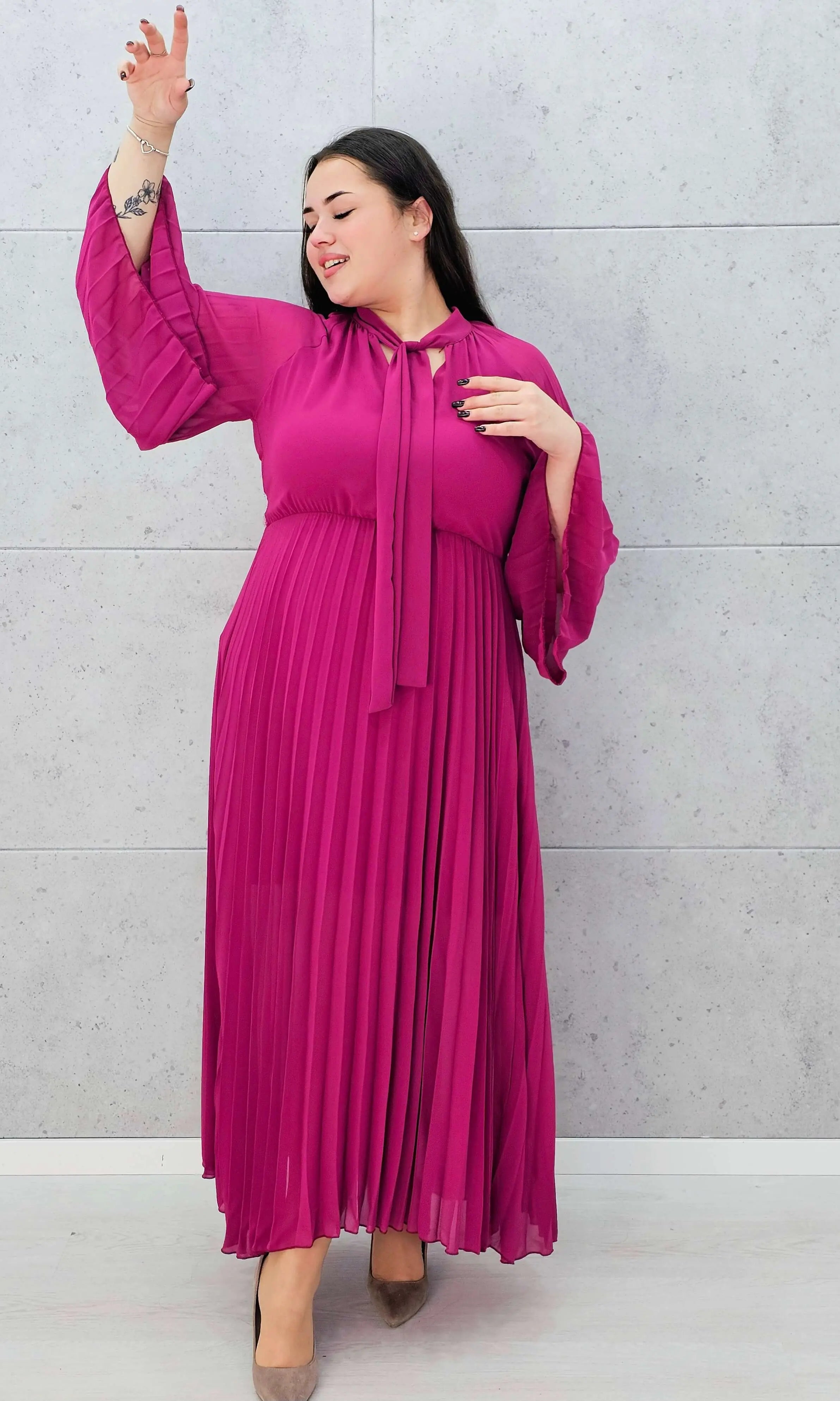 Plisowana sukienka maxi z wiązaniem pod szyją – elegancka sukienka plus size w kolorze fuksji Stylowa XL