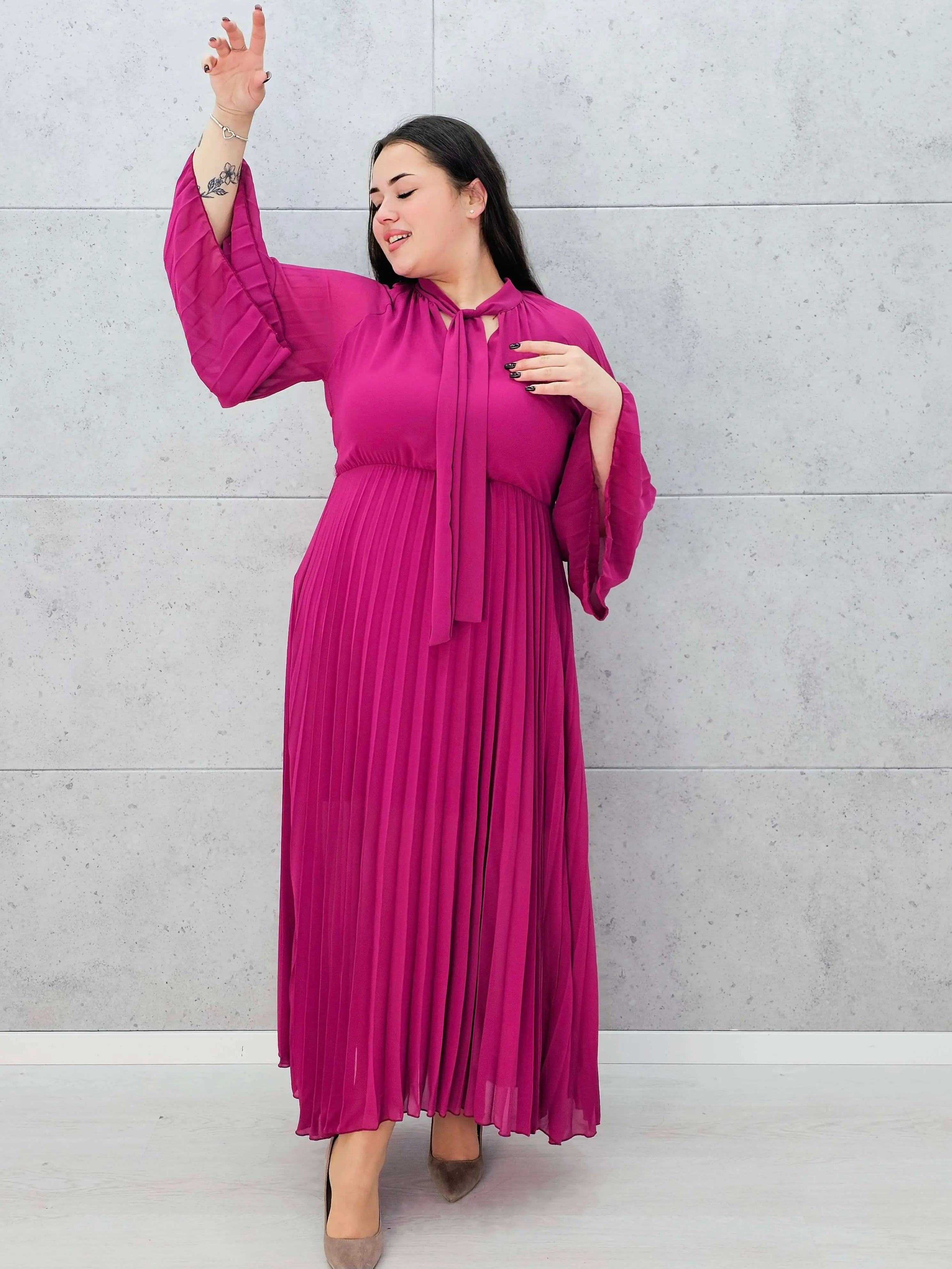 Plisowana sukienka maxi z wiązaniem pod szyją – elegancka sukienka plus size w kolorze fuksji Stylowa XL
