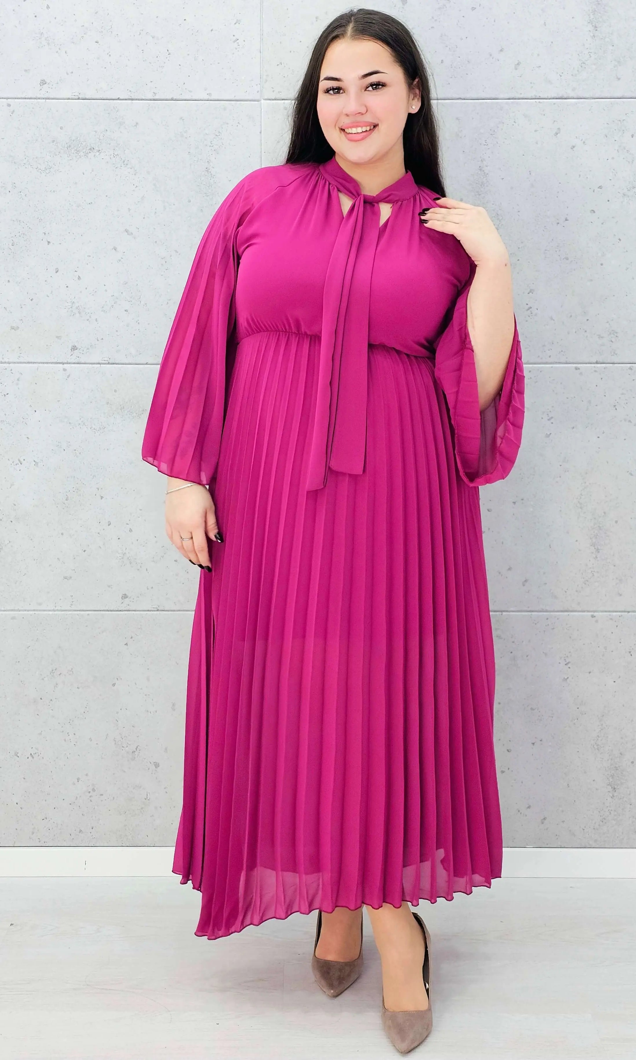 Plisowana sukienka maxi z wiązaniem pod szyją – elegancka sukienka plus size w kolorze fuksji Stylowa XL
