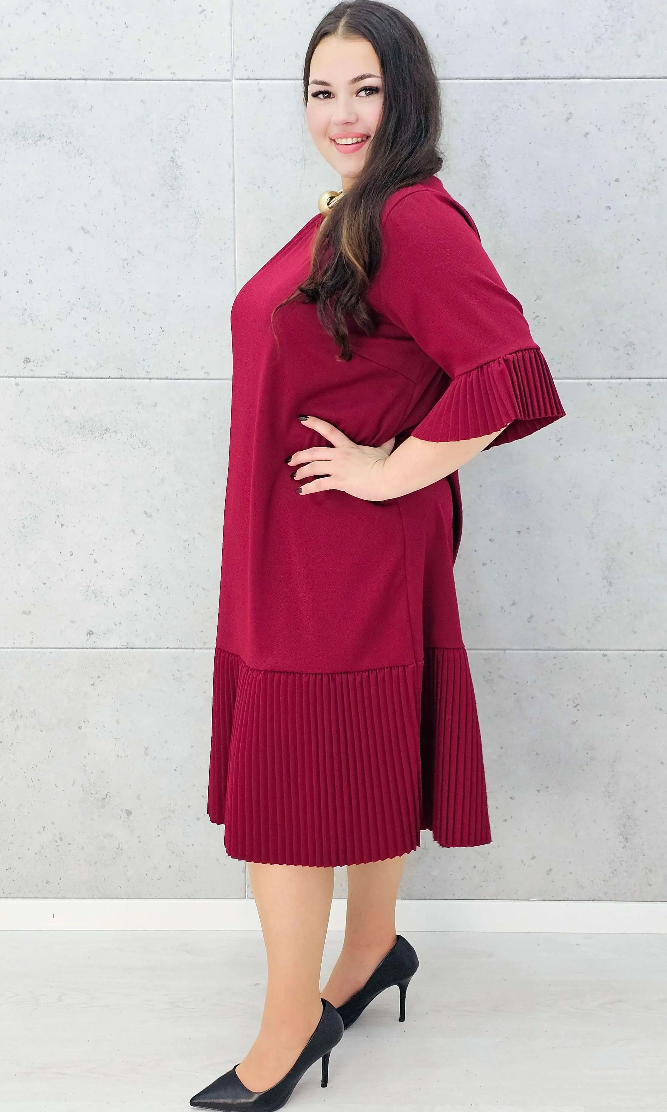 Bordowa sukienka plisowana midi plus size – Stylowa XL bokiem