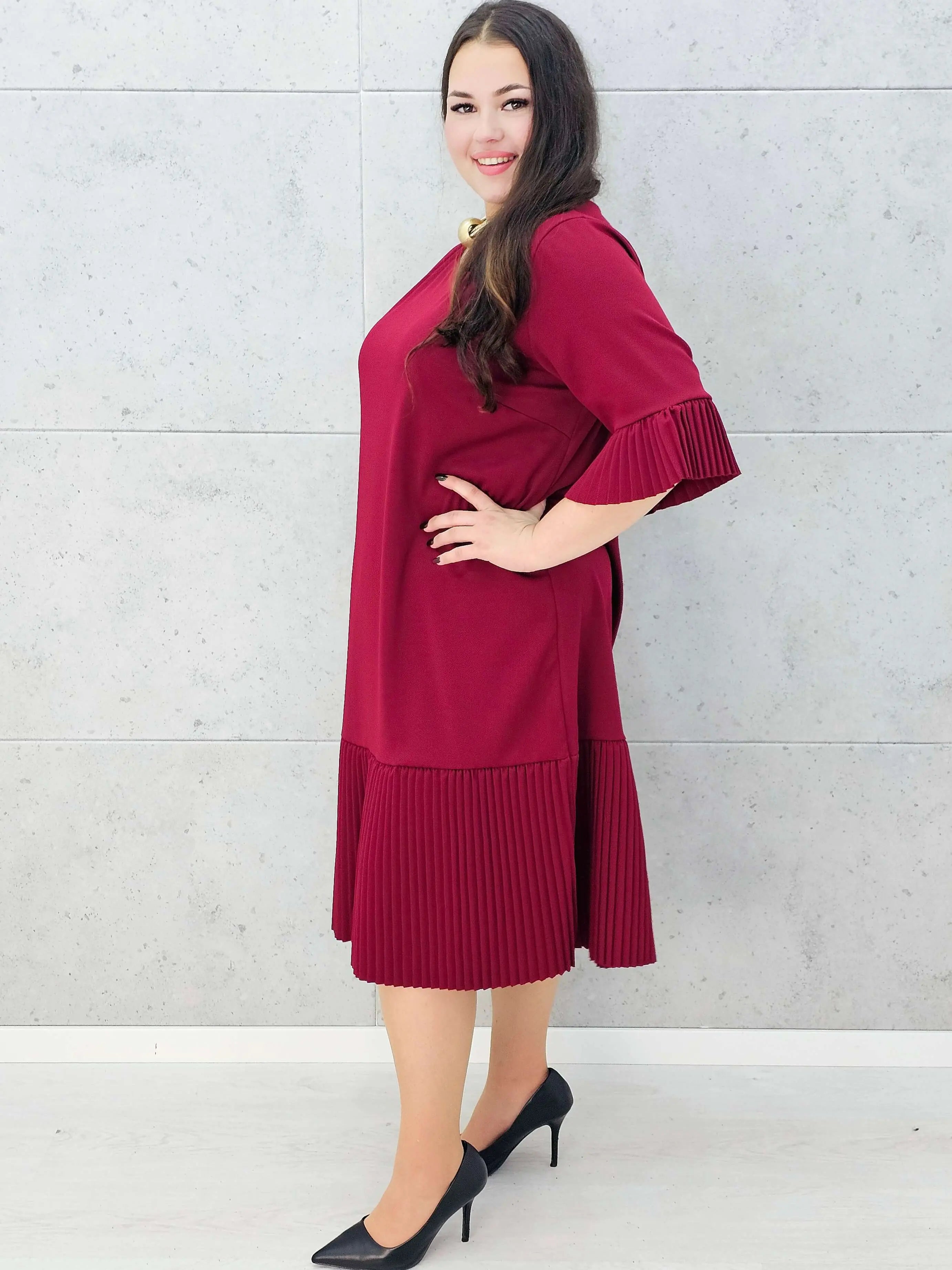 Bordowa sukienka plisowana midi plus size – Stylowa XL bokiem