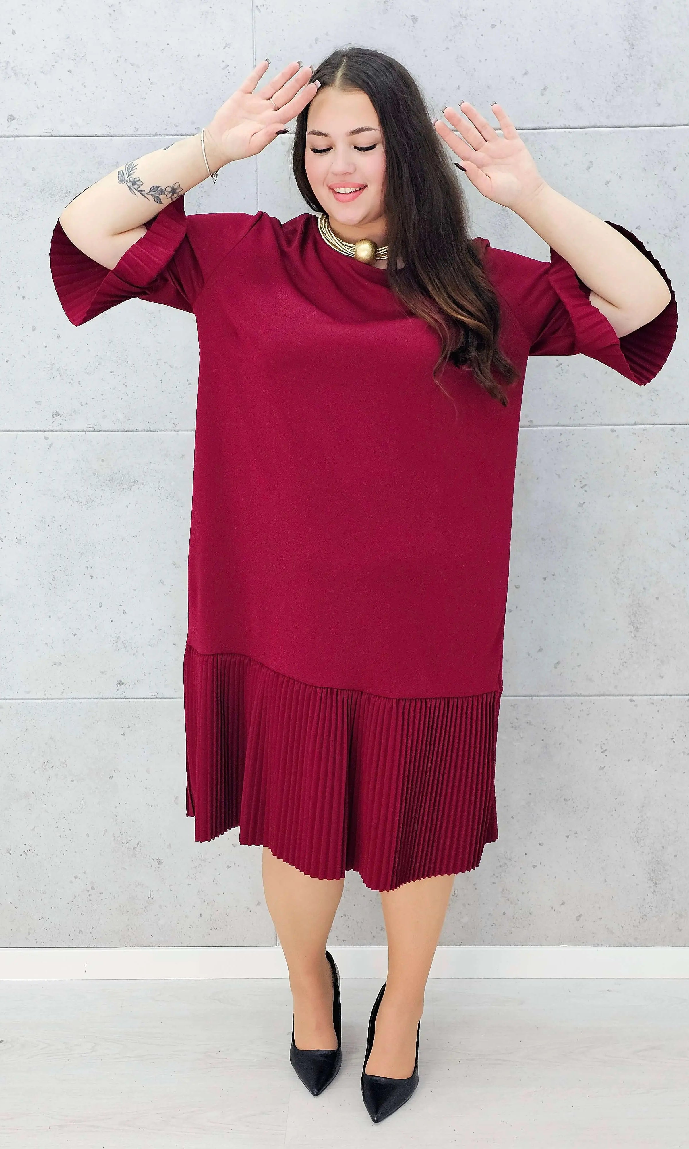 Bordowa sukienka plisowana midi plus size – Stylowa XL w calości