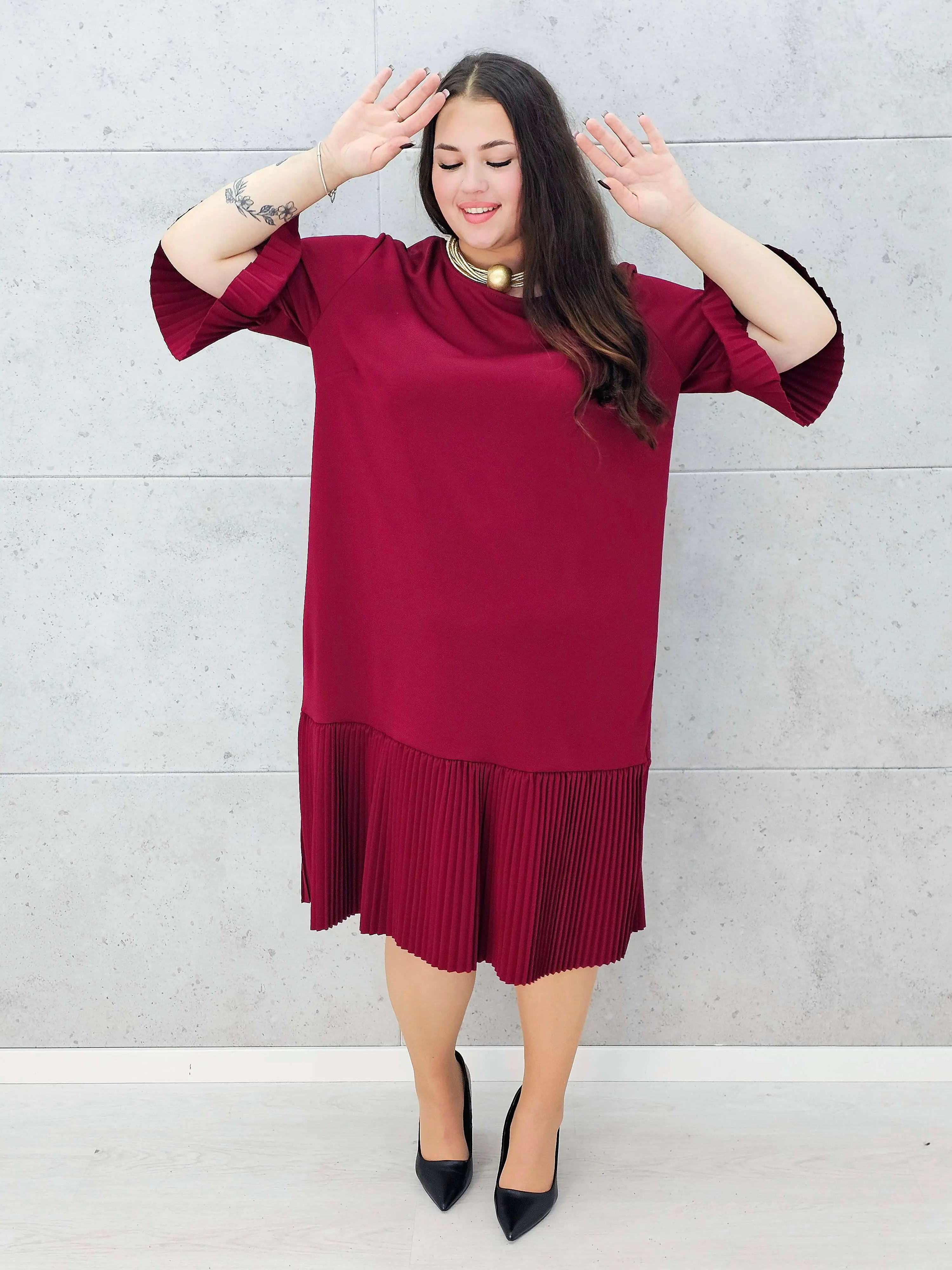 Bordowa sukienka plisowana midi plus size – Stylowa XL w calości