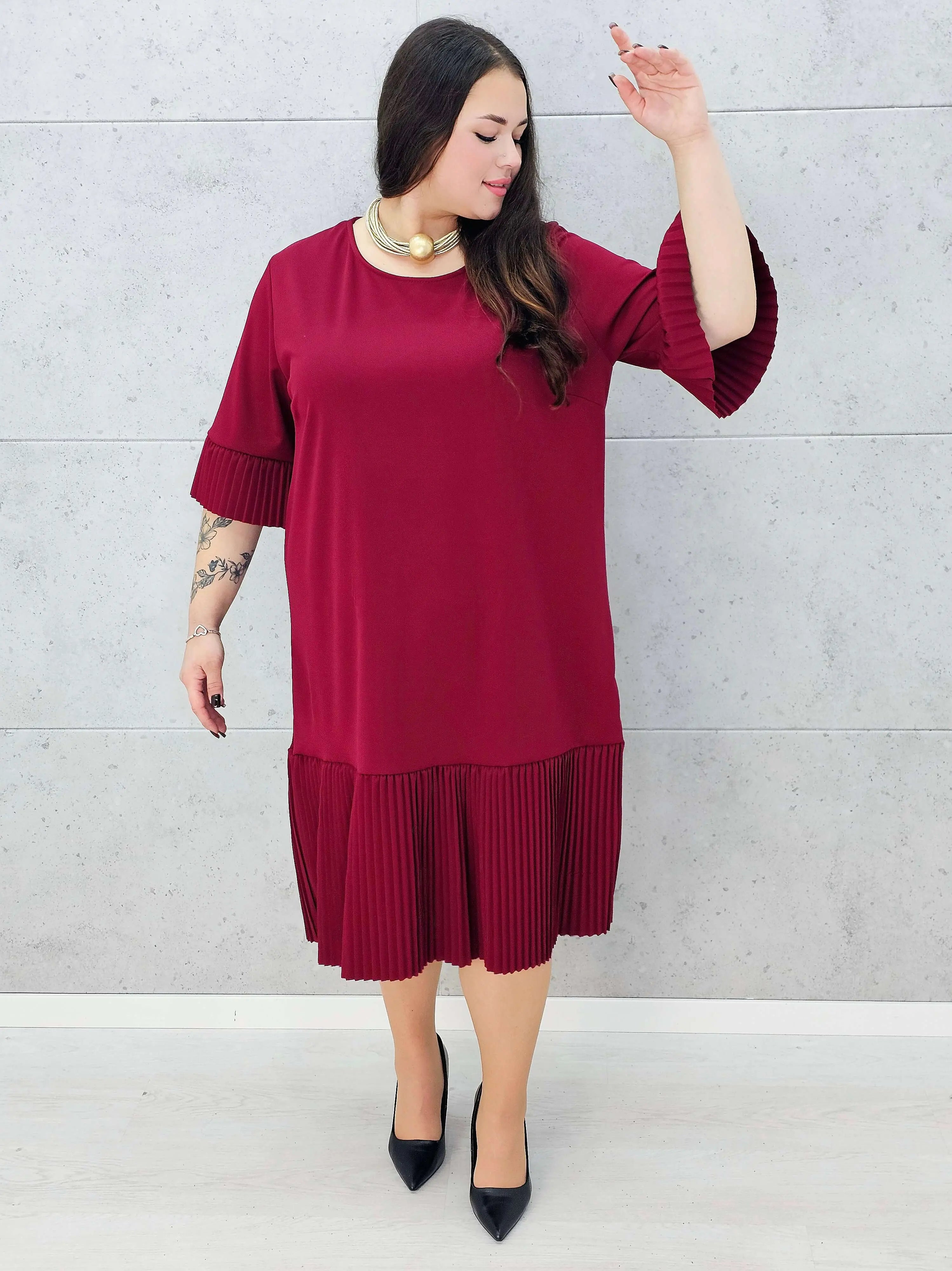 Bordowa sukienka plisowana midi plus size – Stylowa XL detal rękawa