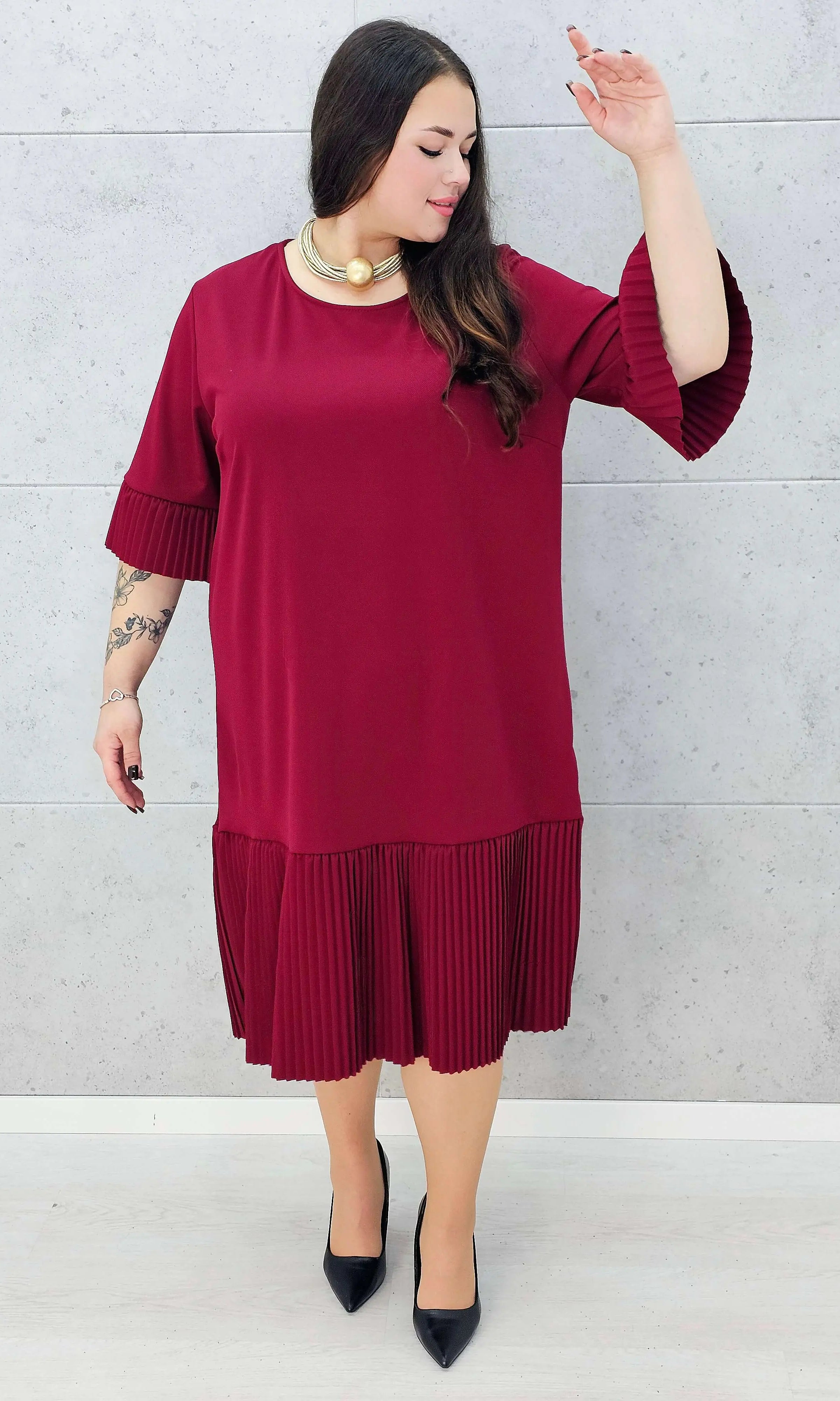 Bordowa sukienka plisowana midi plus size – Stylowa XL detal rękawa