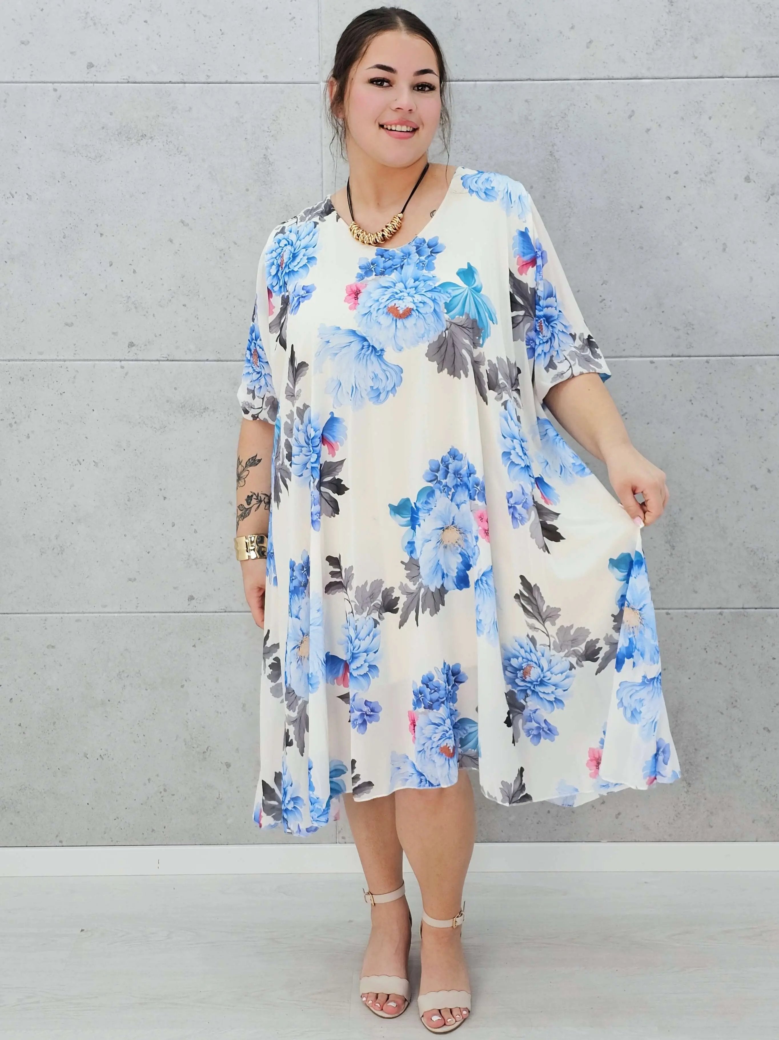 Plisowana sukienka w kwiaty z dekoltem V –moda dla kobiet plus size Stylowa XL