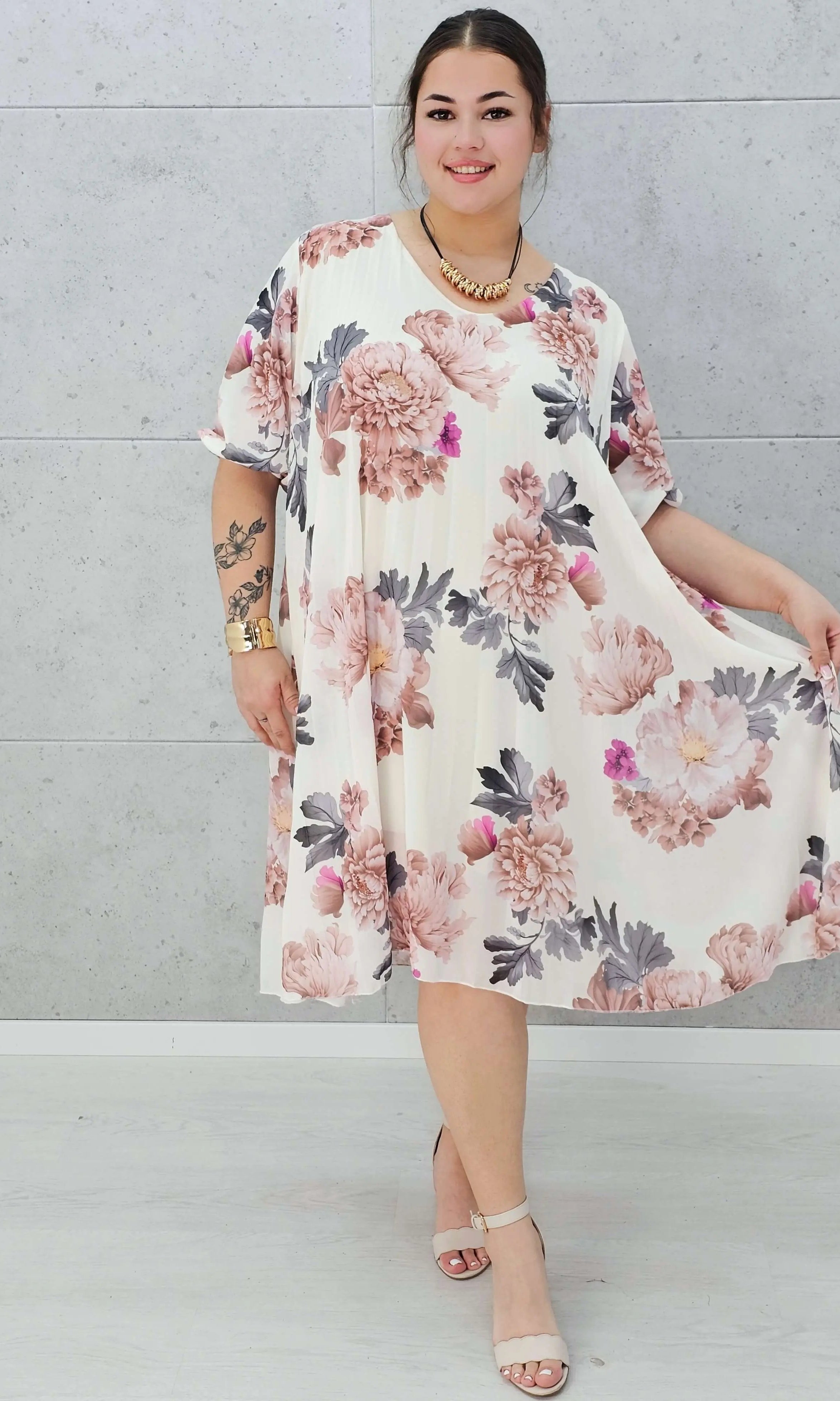 Plisowana sukienka w kwiaty z dekoltem V –moda dla kobiet plus size Stylowa XL