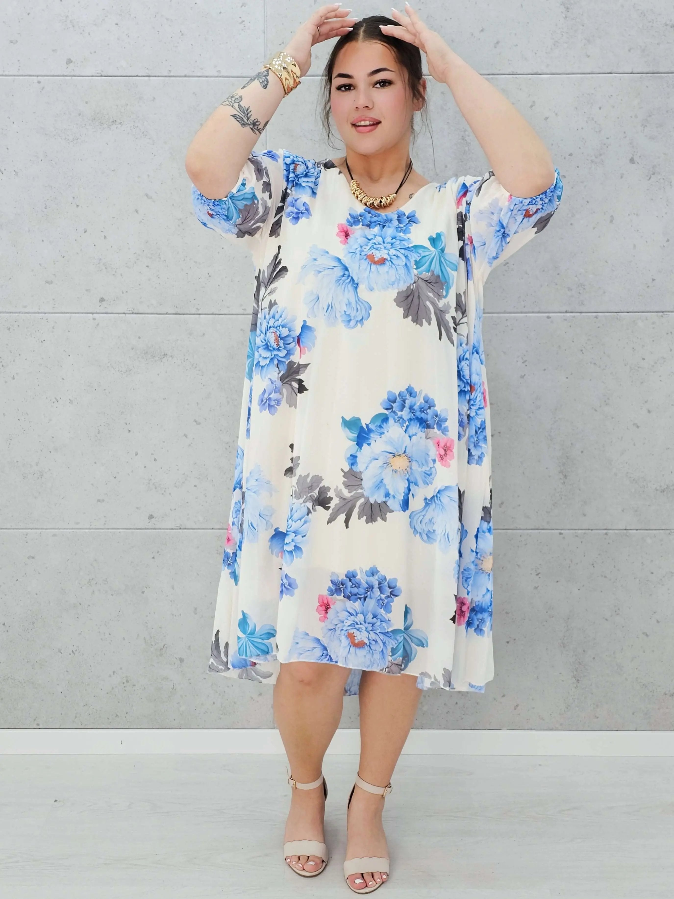 Plisowana sukienka w kwiaty z dekoltem V –moda dla kobiet plus size Stylowa XL