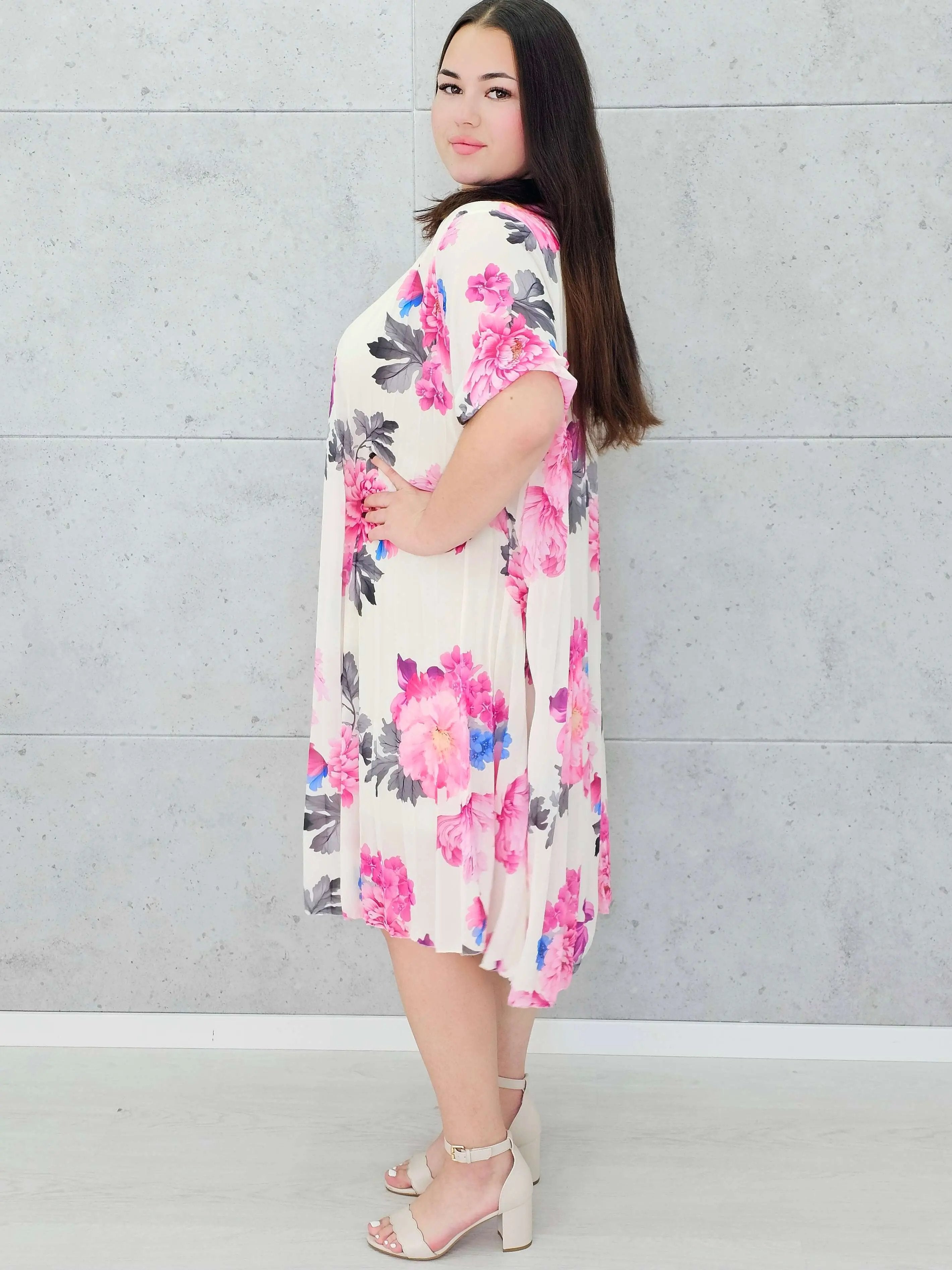 Plisowana sukienka w kwiaty z dekoltem V –moda dla kobiet plus size Stylowa XL