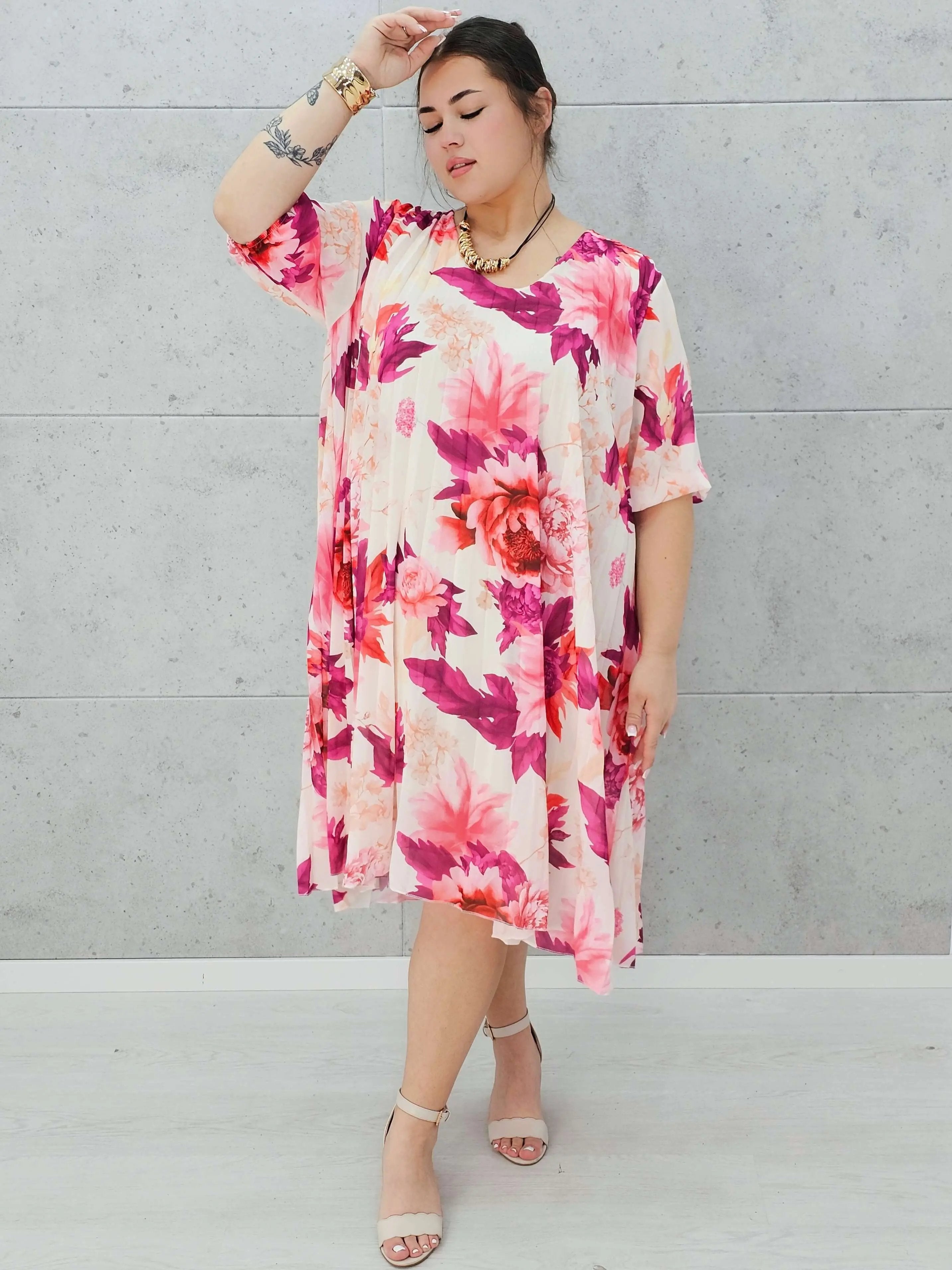 Plisowana sukienka z intensywnym kwiatowym wzorem – eksplozja koloru! 🌺 Stylowa XL