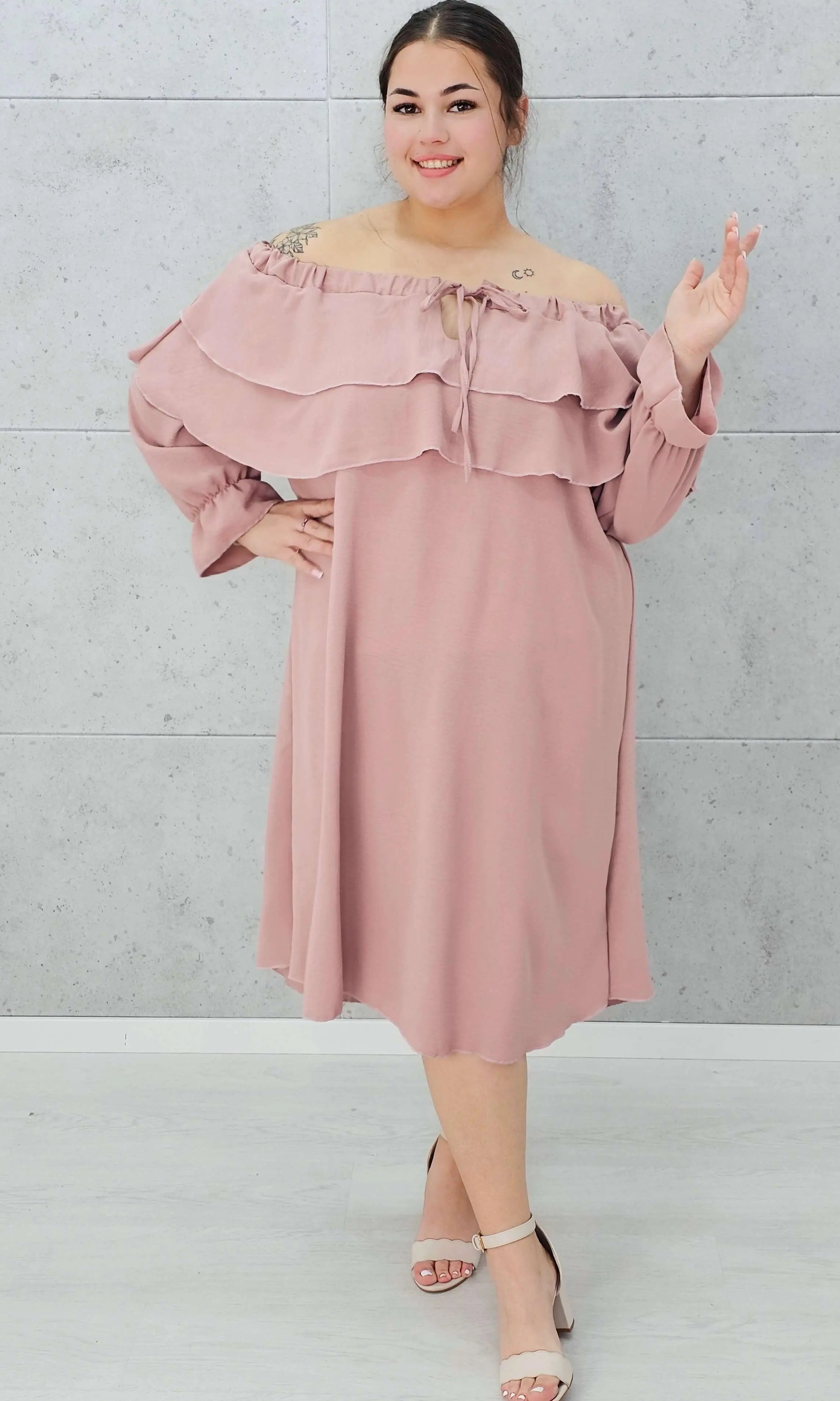 Pudrowa sukienka hiszpanka Stylowa XL