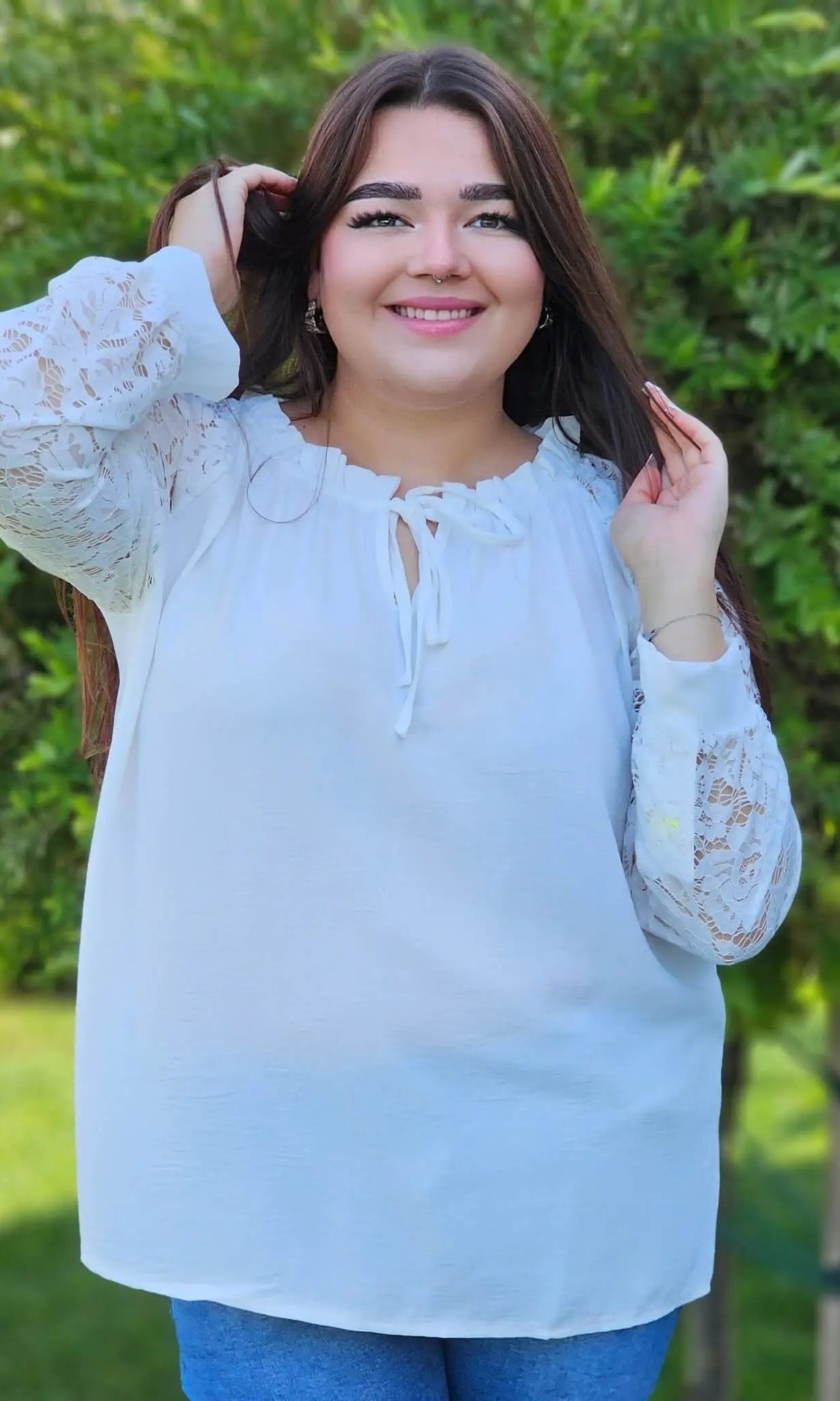 Romantyczna biała bluzka z koronkowymi rękawami - biel Stylowa XL