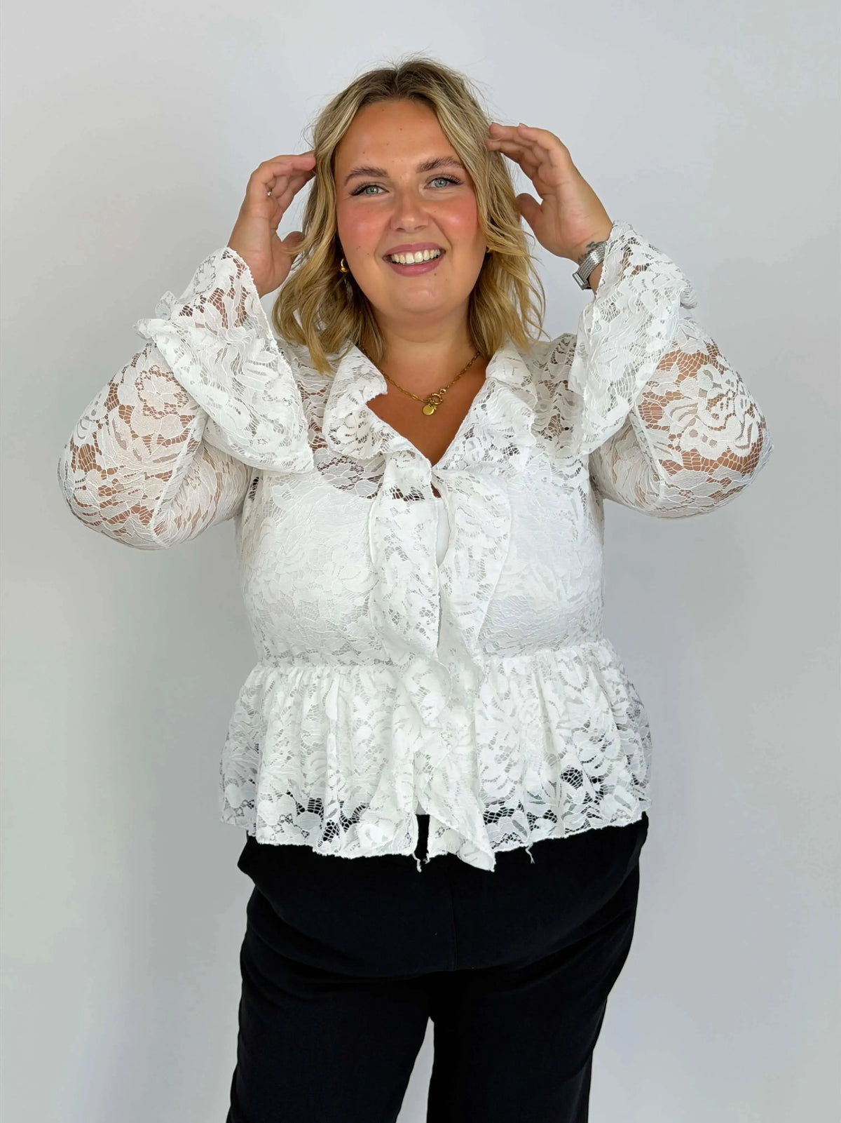 Romantyczna bluzka koronkowa Plus Size z wiązaniem i baskinką Stylowa XL