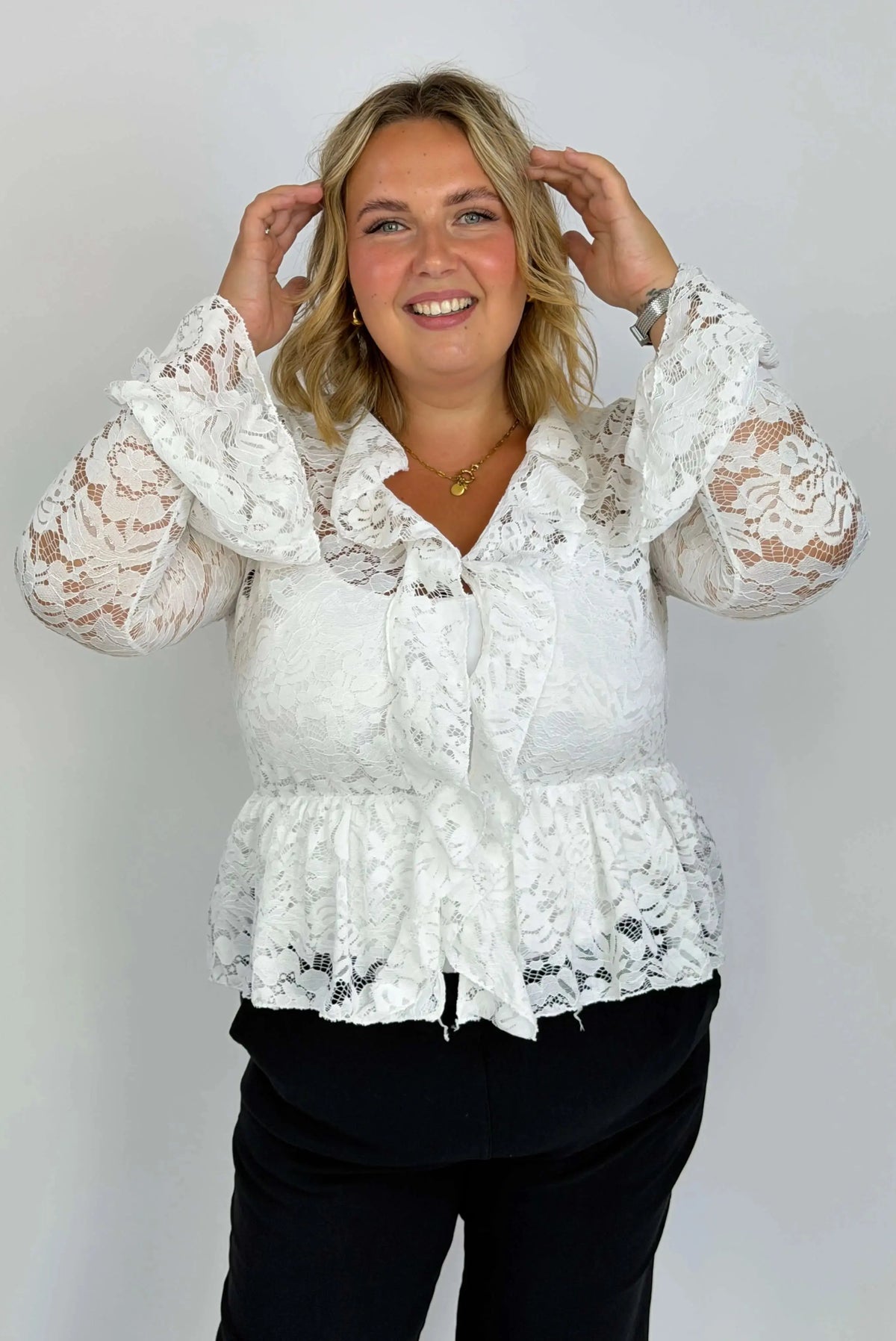 Romantyczna bluzka koronkowa Plus Size z wiązaniem i baskinką Stylowa XL