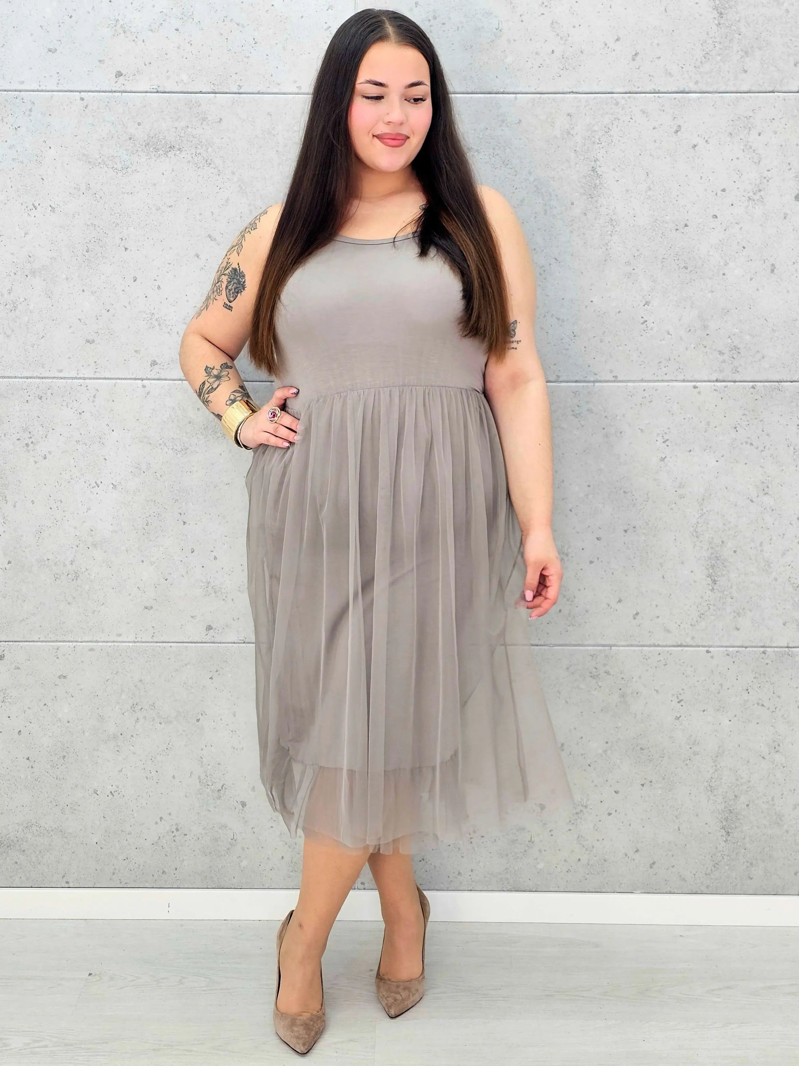 Romantyczna halka plus size w pastelowym odcieniu ciemnego beżu Stylowa XL