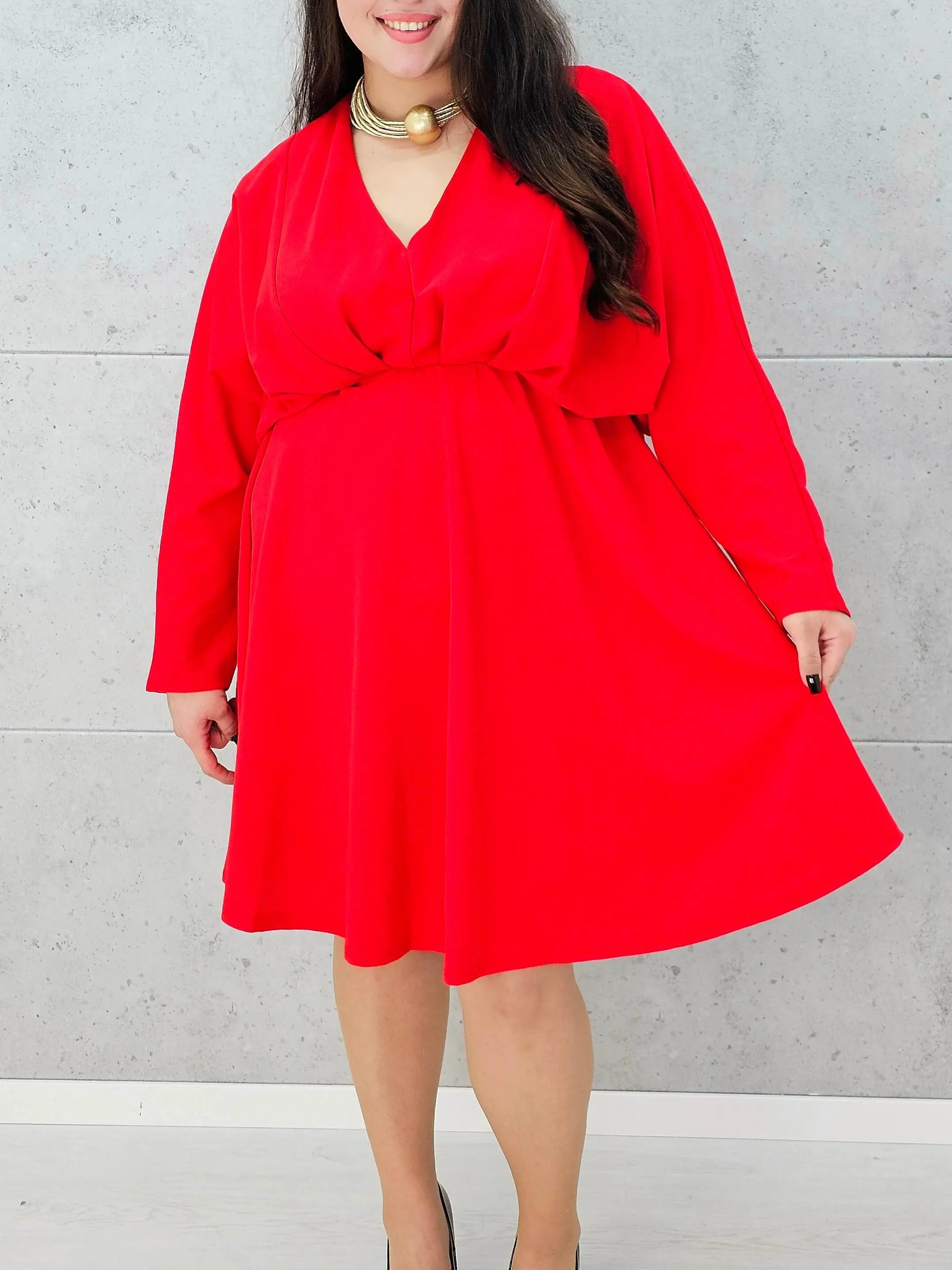 Czerwona sukienka plus size z dekoltem V – elegancka kreacja dla kobiet XL