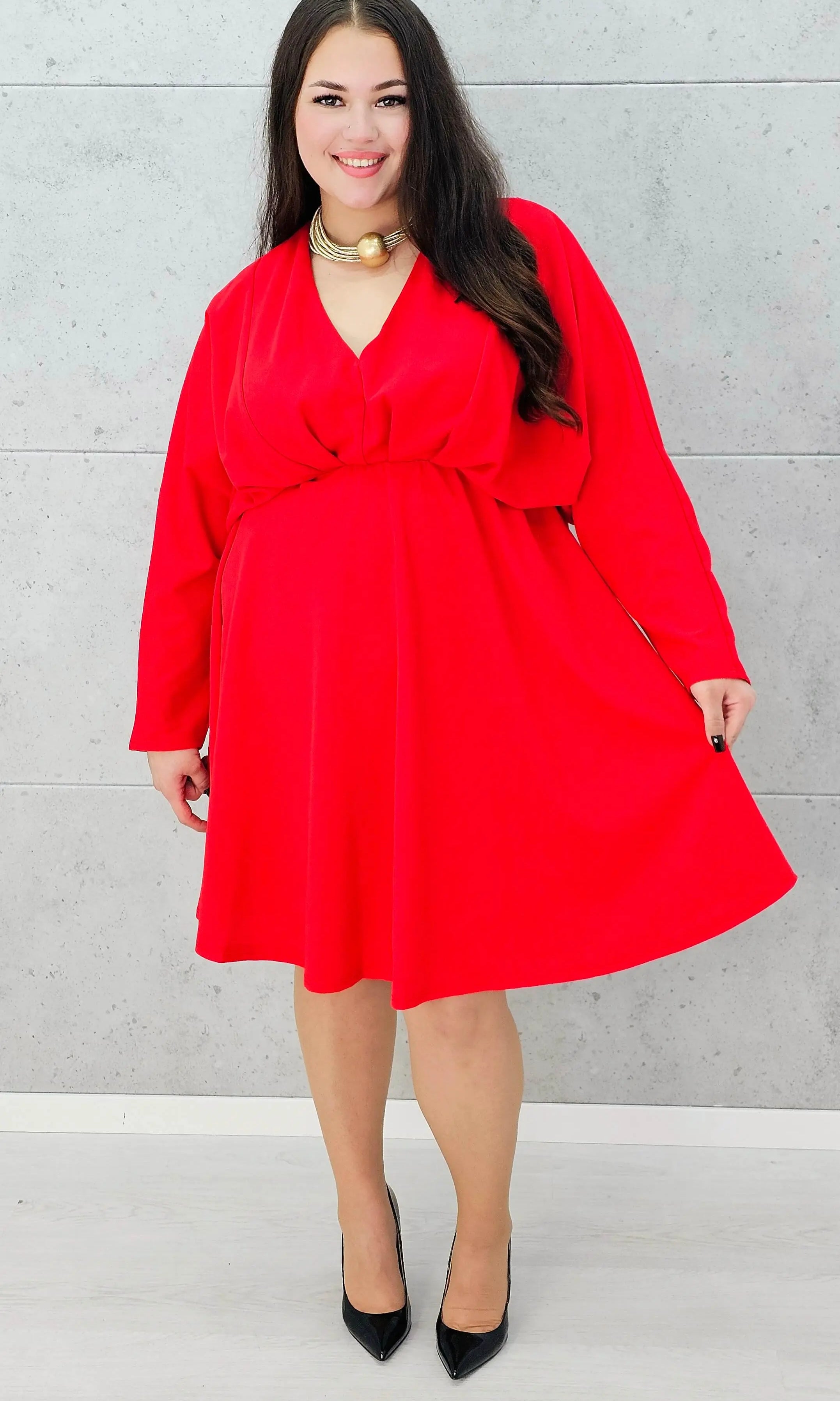 Czerwona sukienka plus size z dekoltem V – elegancka kreacja dla kobiet XL