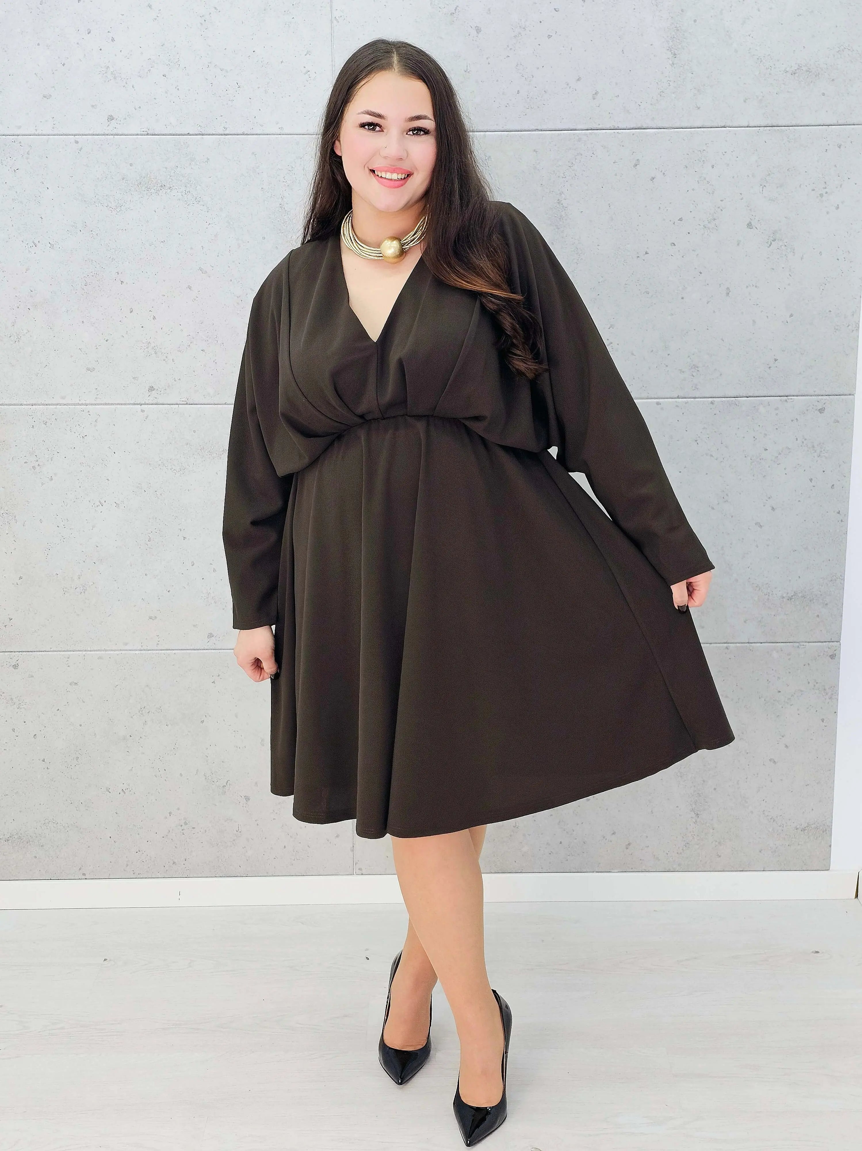 Brązowa sukienka XL z dekoltem w serek – modna stylizacja plus size