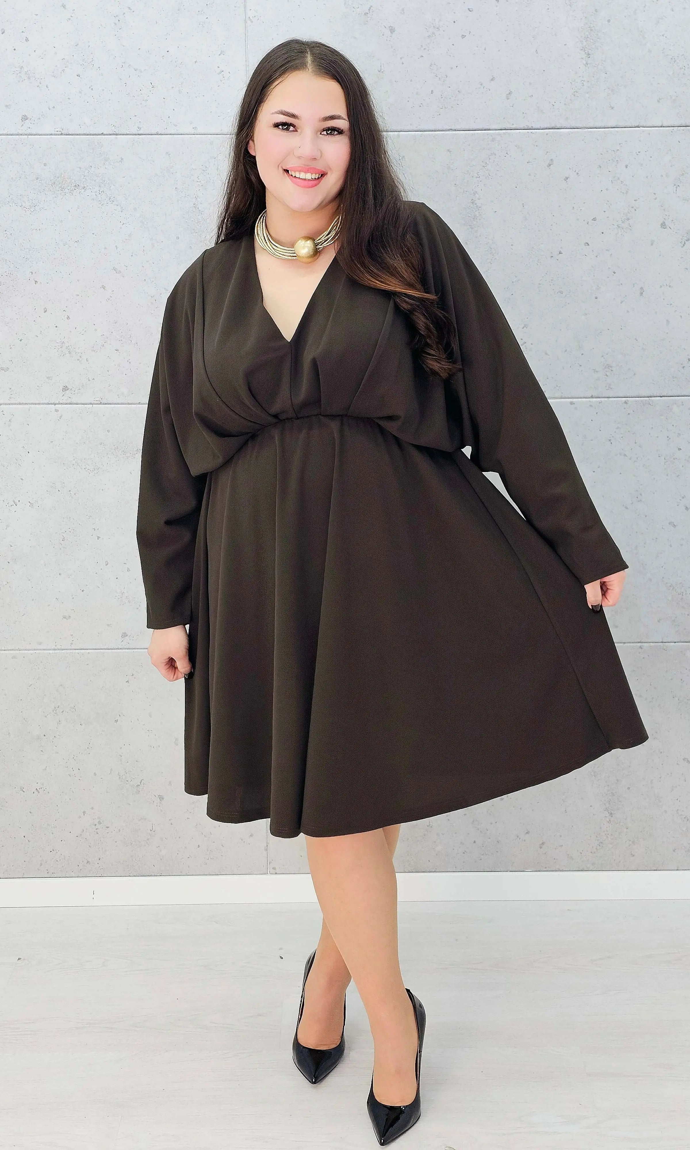 Brązowa sukienka XL z dekoltem w serek – modna stylizacja plus size