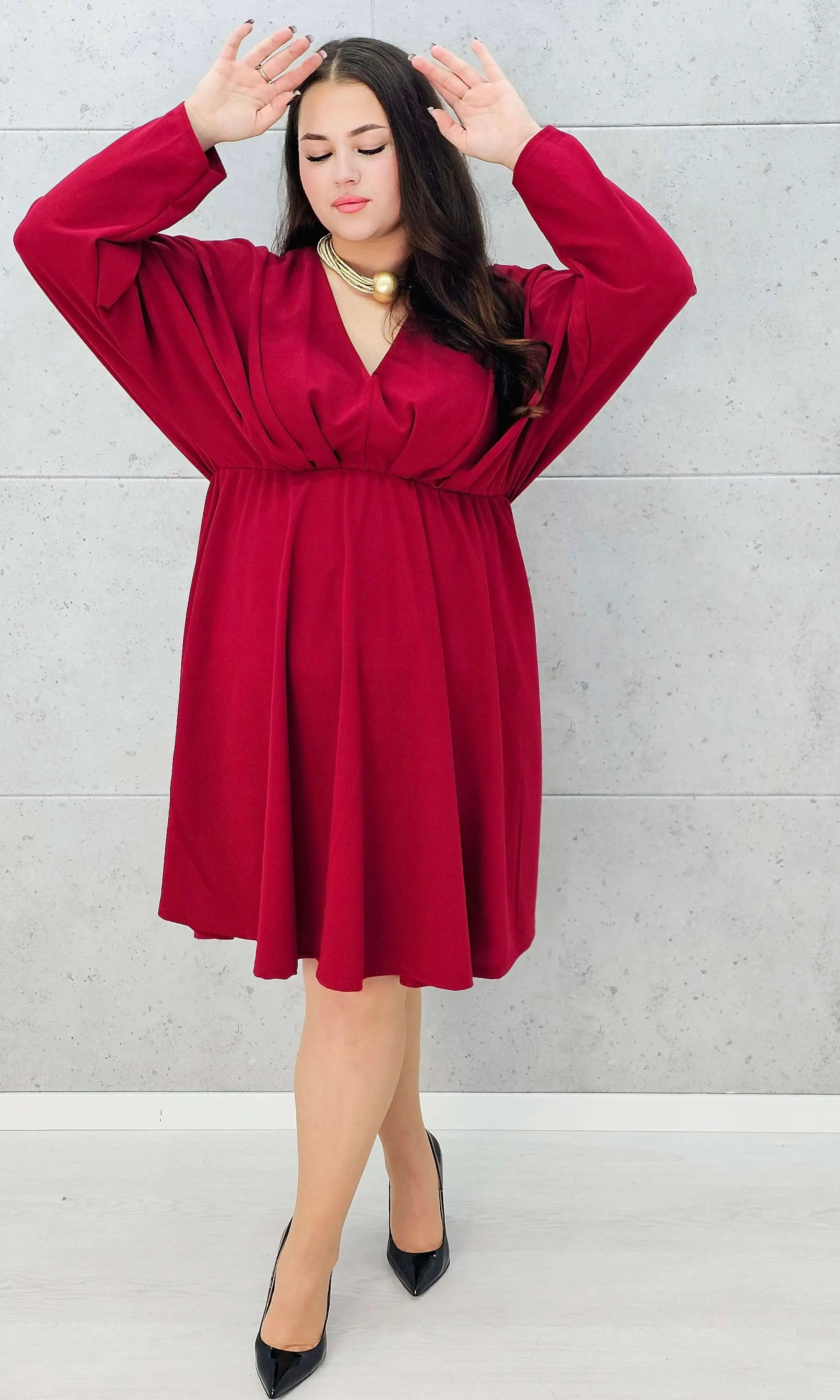 Bordowa rozkloszowana sukienka plus size z dekoltem w serek -Stylowa XL