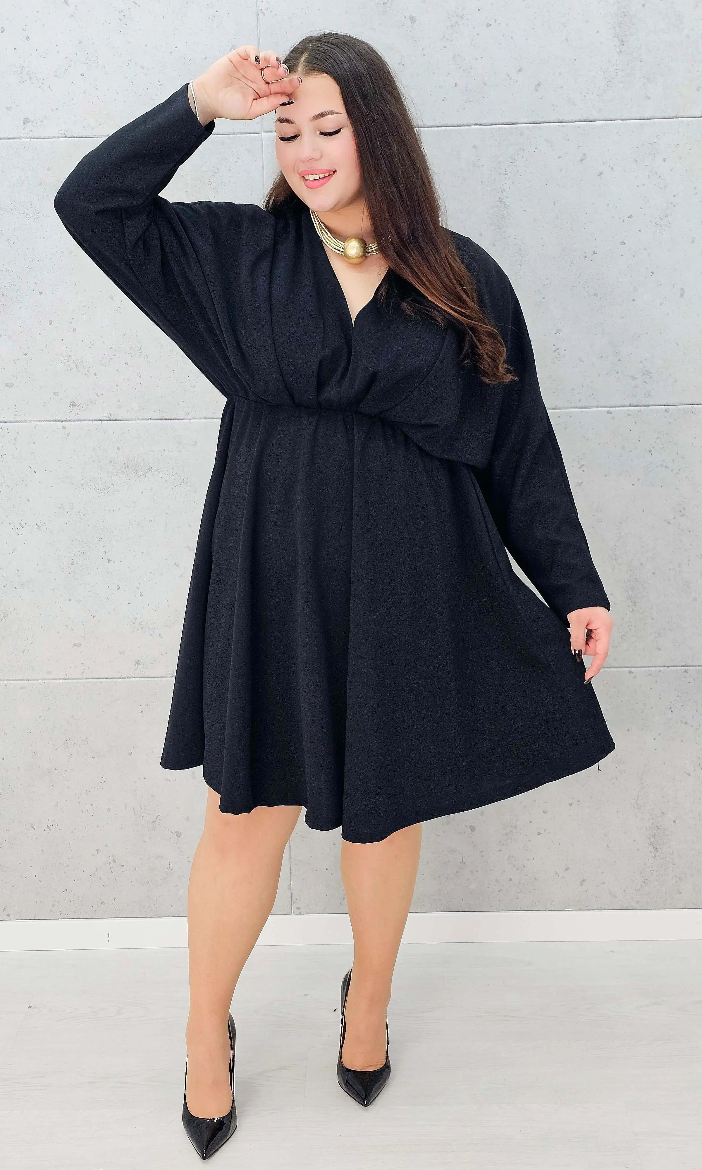 Czarna rozkloszowana sukienka plus size - na wesele lub kolację