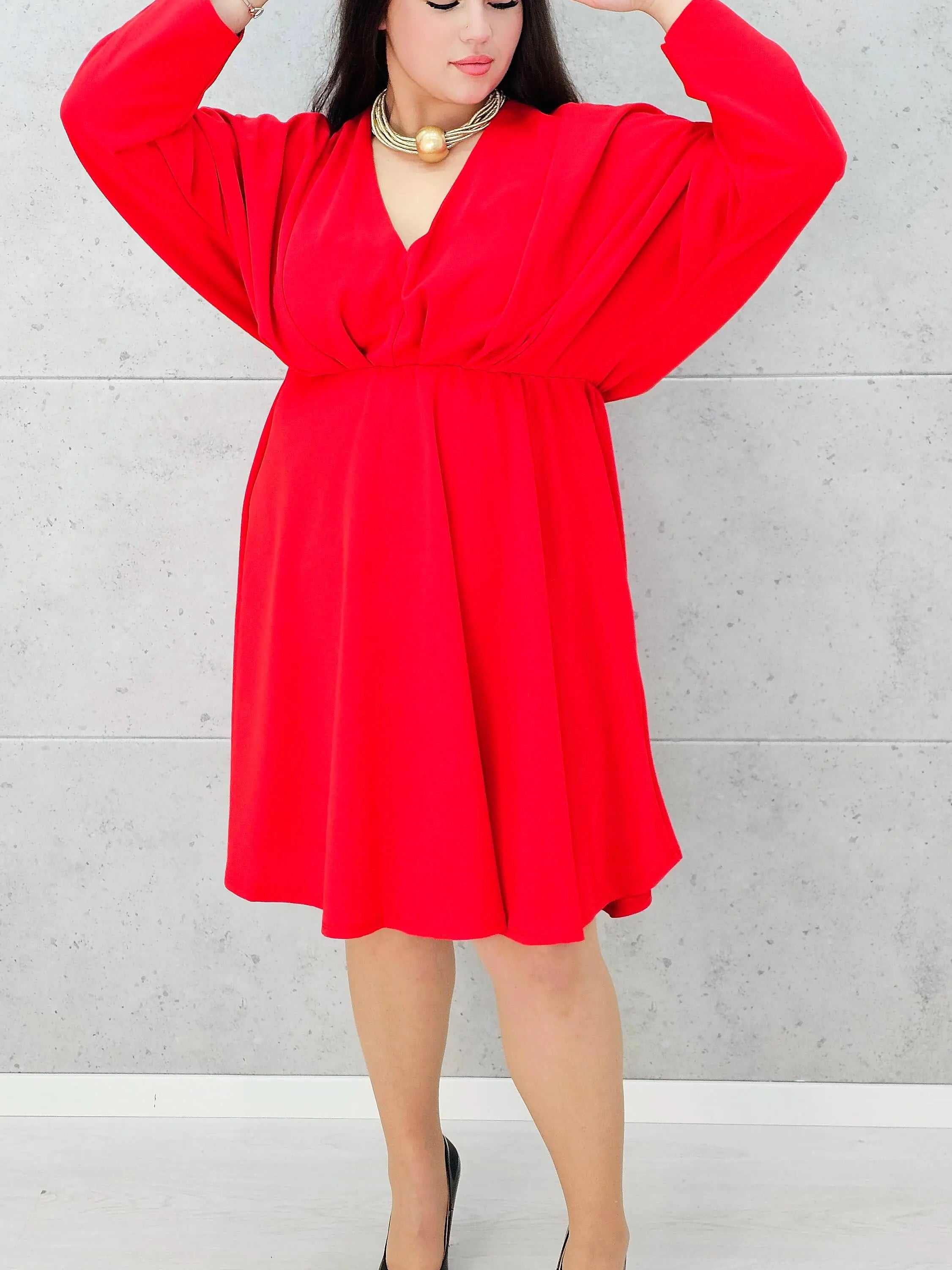 Czerwona sukienka plus size z dekoltem V – elegancka kreacja dla kobiet XL