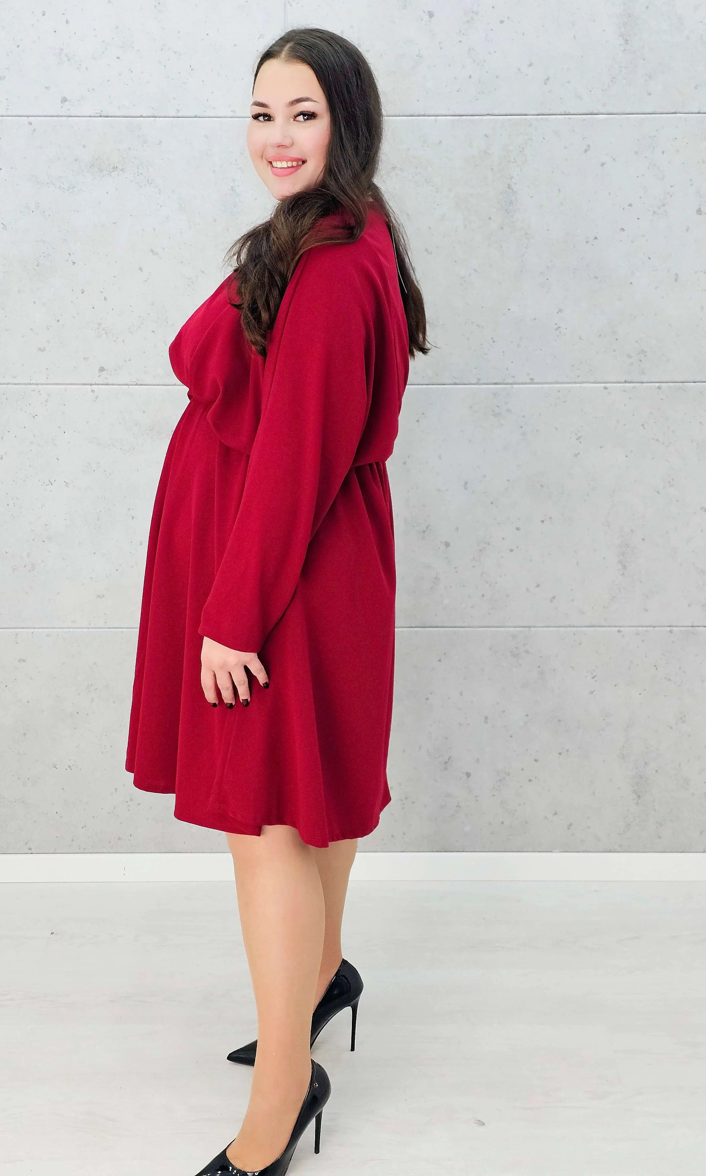 Bordowa rozkloszowana sukienka plus size z dekoltem w serek - bok