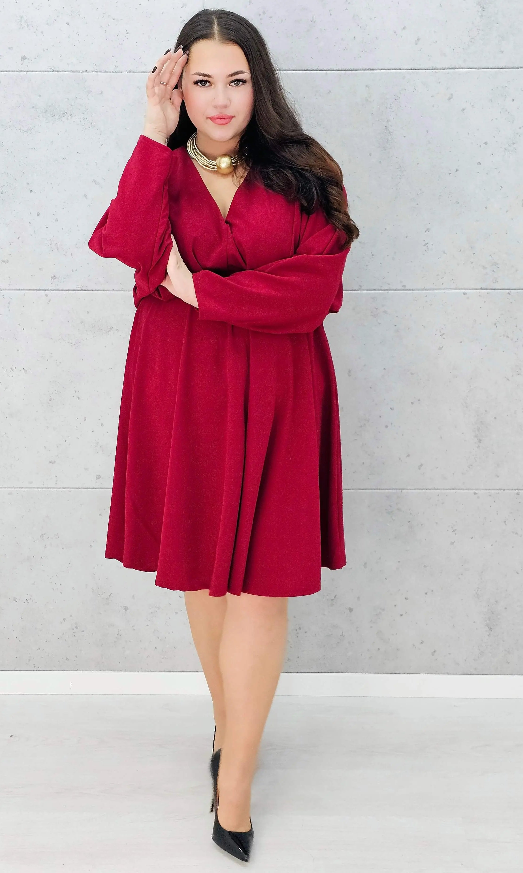 Bordowa rozkloszowana sukienka plus size z dekoltem w serek - przód