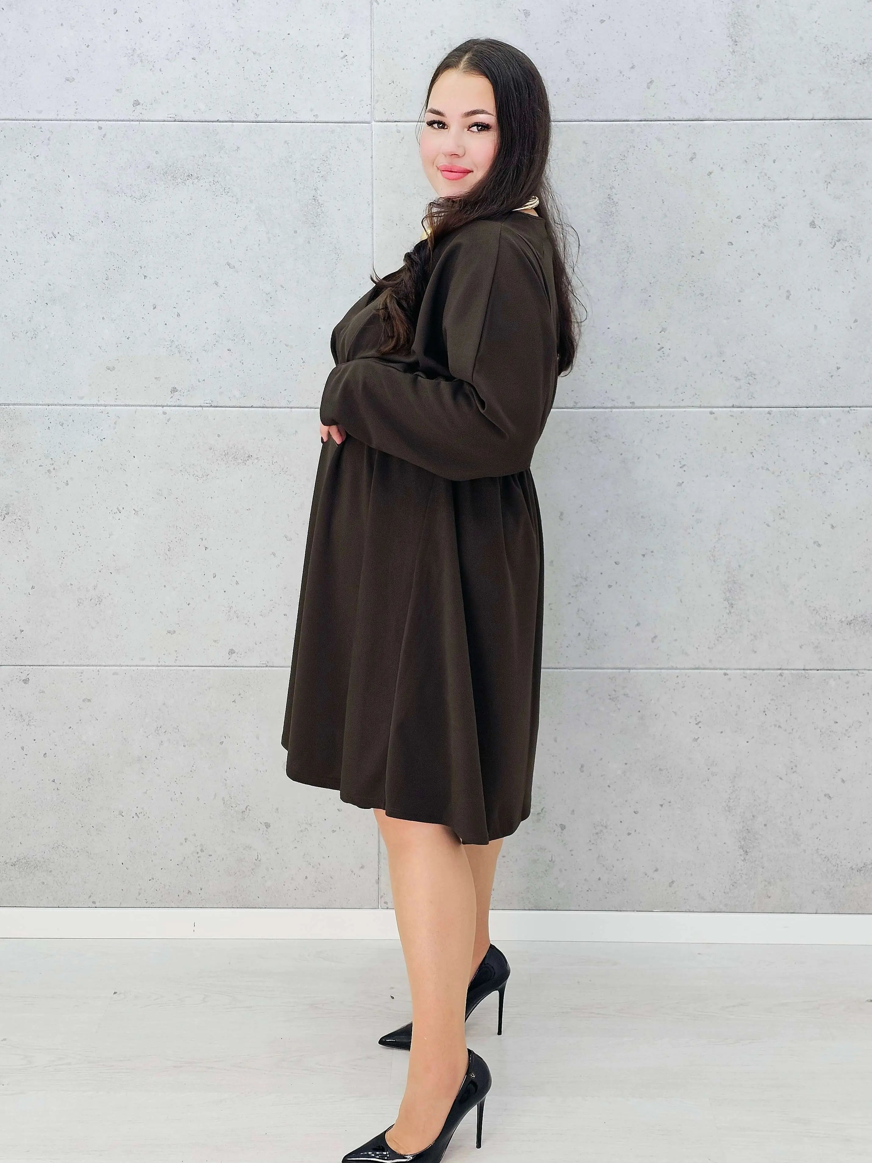 Brązowa sukienka XL z dekoltem w serek – modna stylizacja plus size -bok