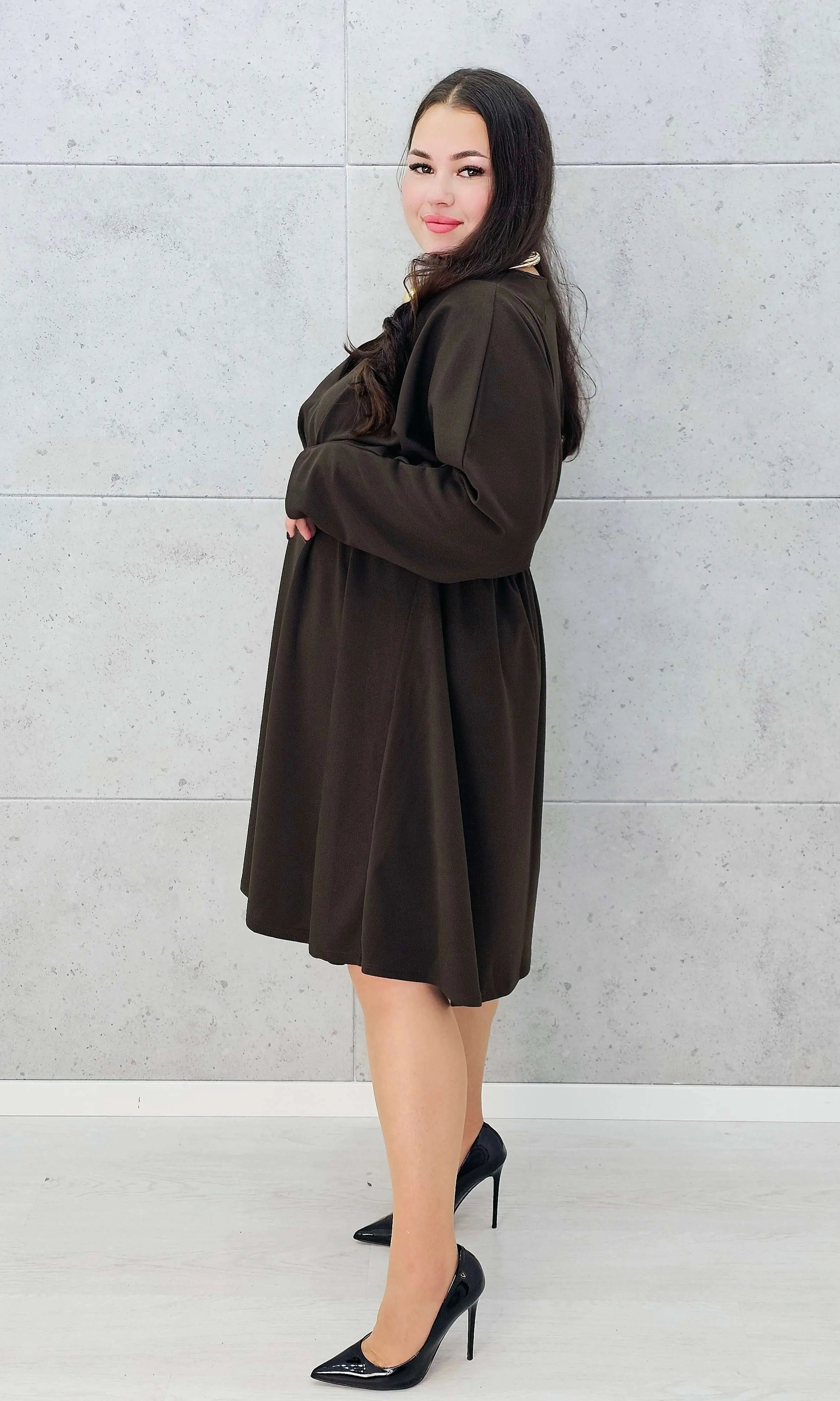 Brązowa sukienka XL z dekoltem w serek – modna stylizacja plus size -bok