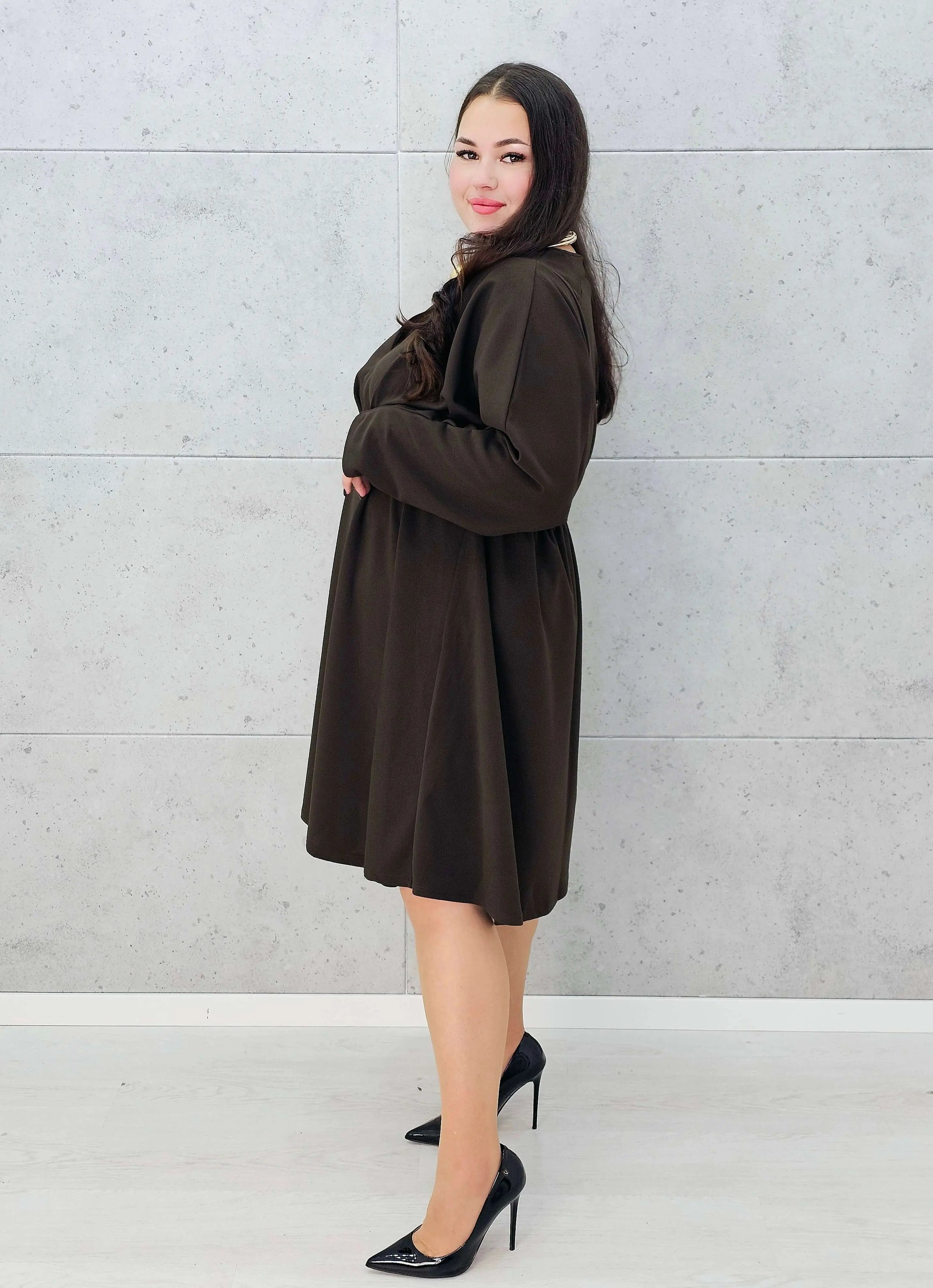 Brązowa sukienka XL z dekoltem w serek – modna stylizacja plus size -bok