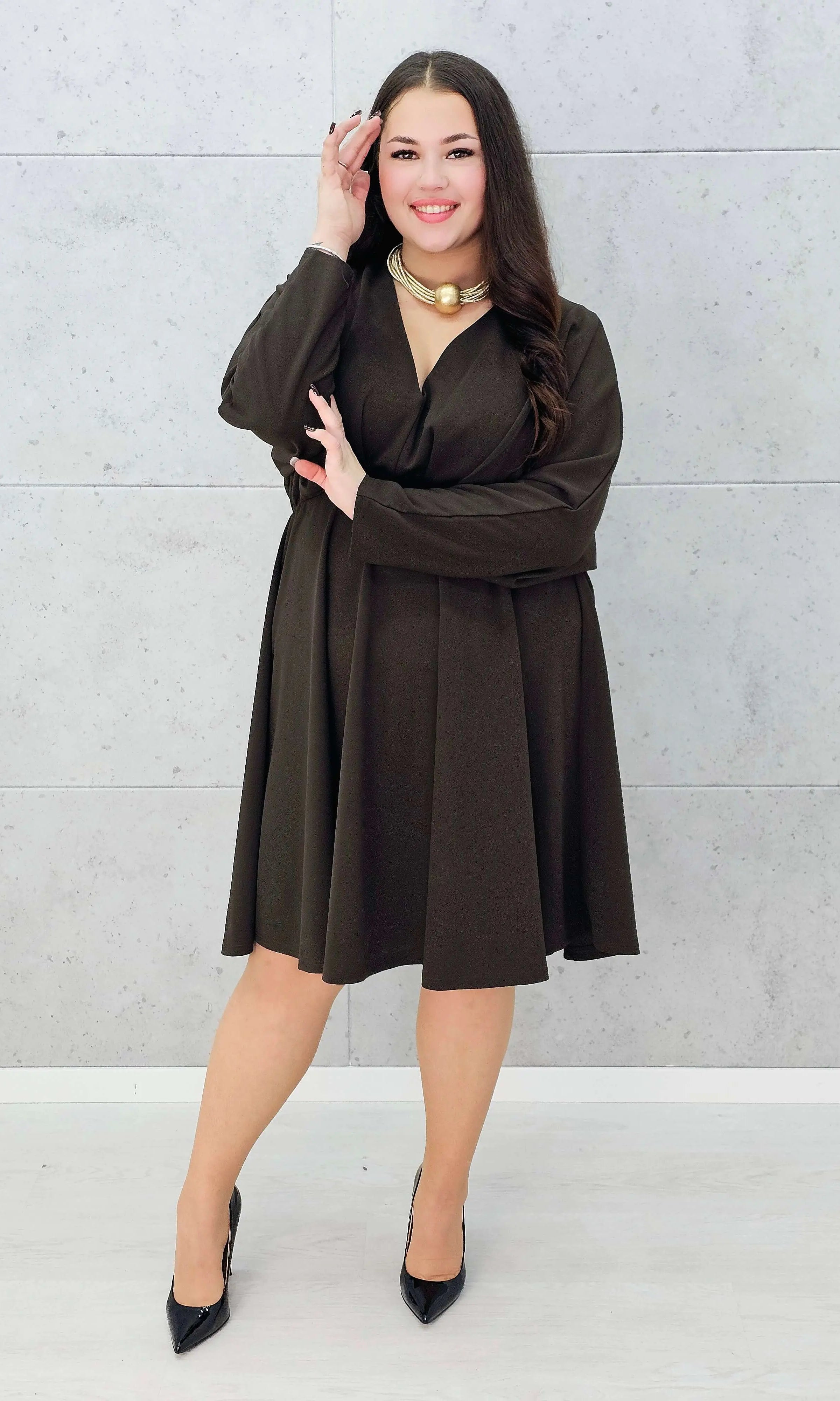 Brązowa sukienka XL z dekoltem w serek – modna stylizacja plus size -całość