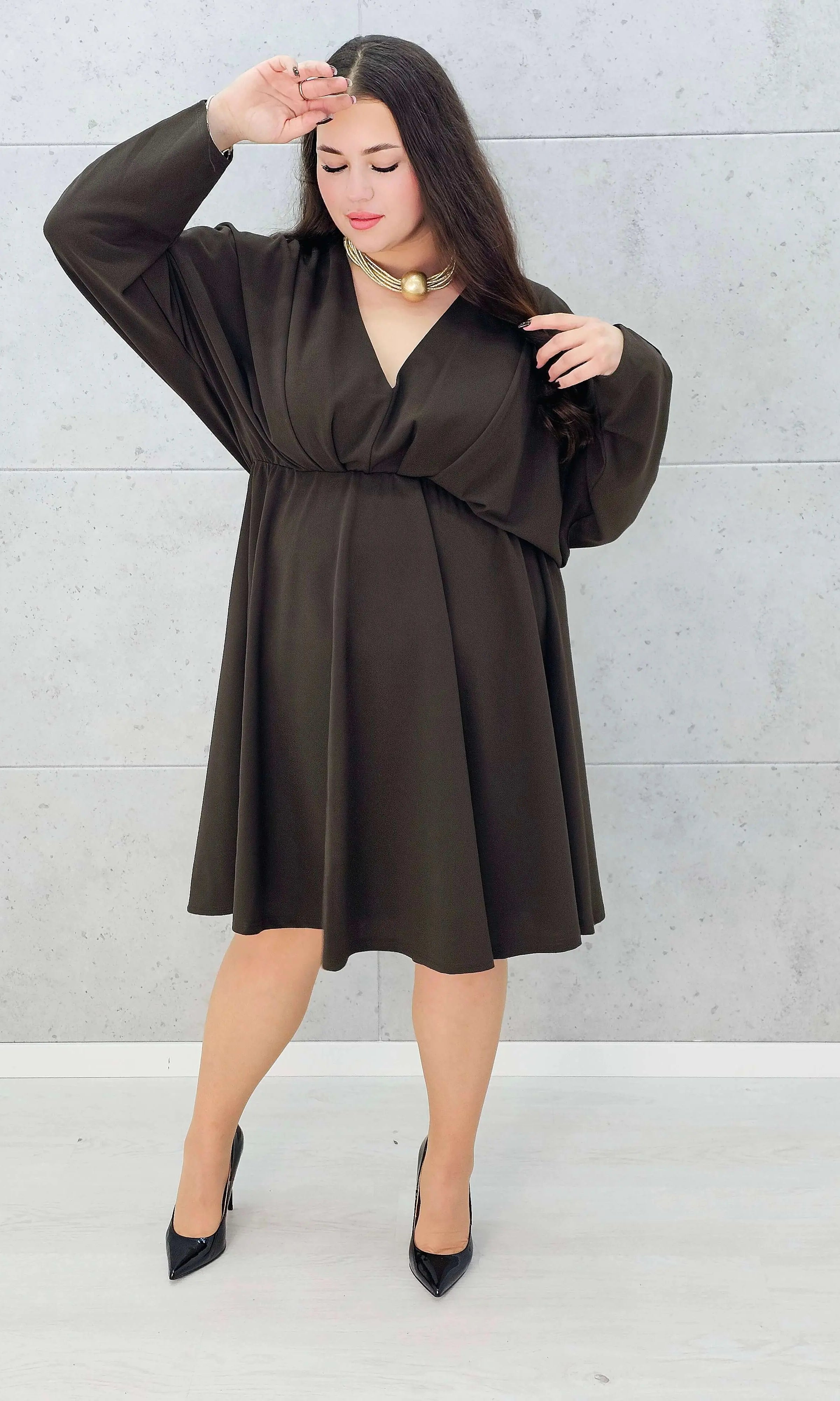 Brązowa sukienka XL z dekoltem w serek – modna stylizacja plus size -przodem