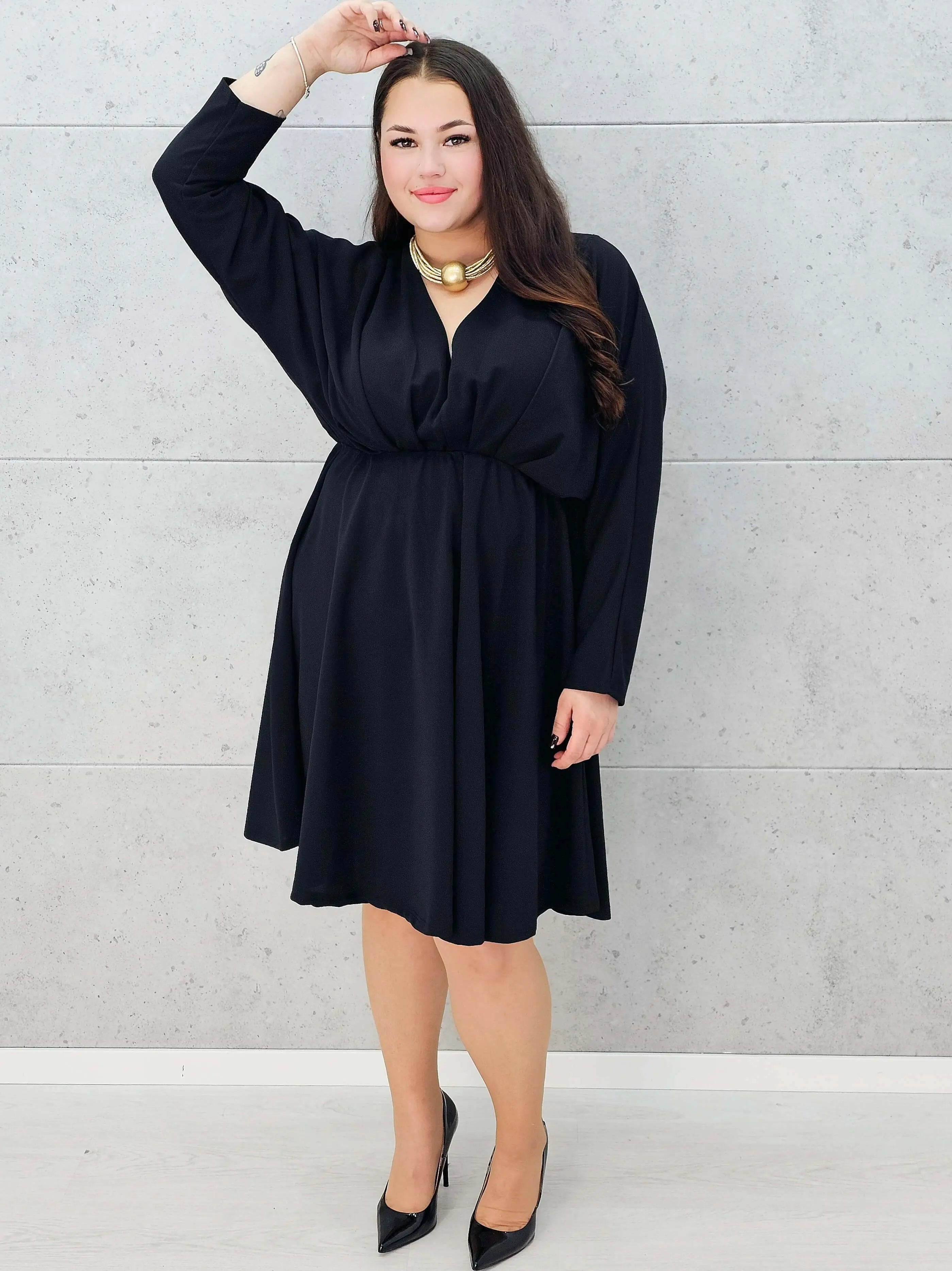 Czarna rozkloszowana sukienka plus size na wesele lub kolację - w całości