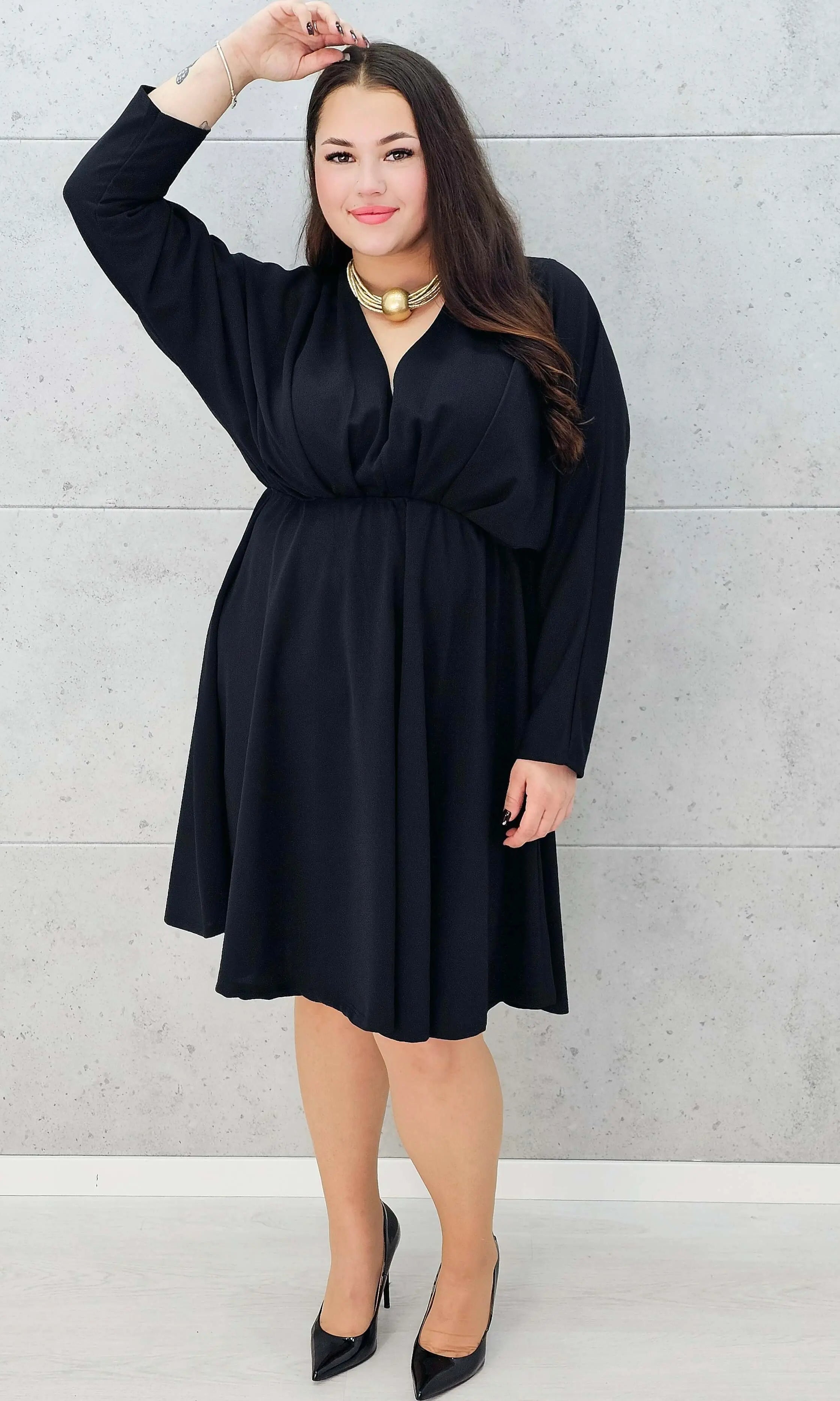 Czarna rozkloszowana sukienka plus size na wesele lub kolację - w całości