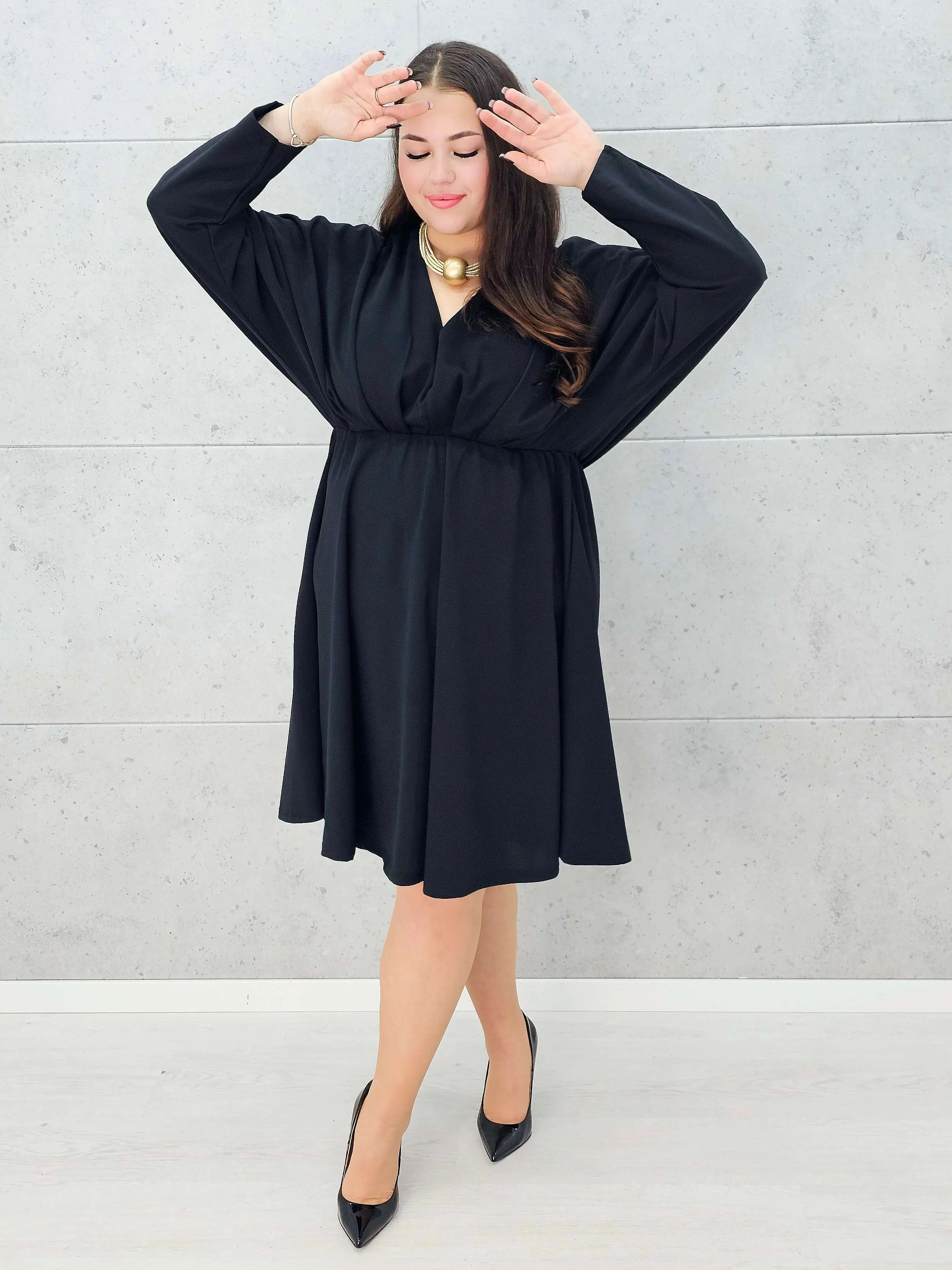 Czarna rozkloszowana sukienka plus size na wesele lub kolację - przodem